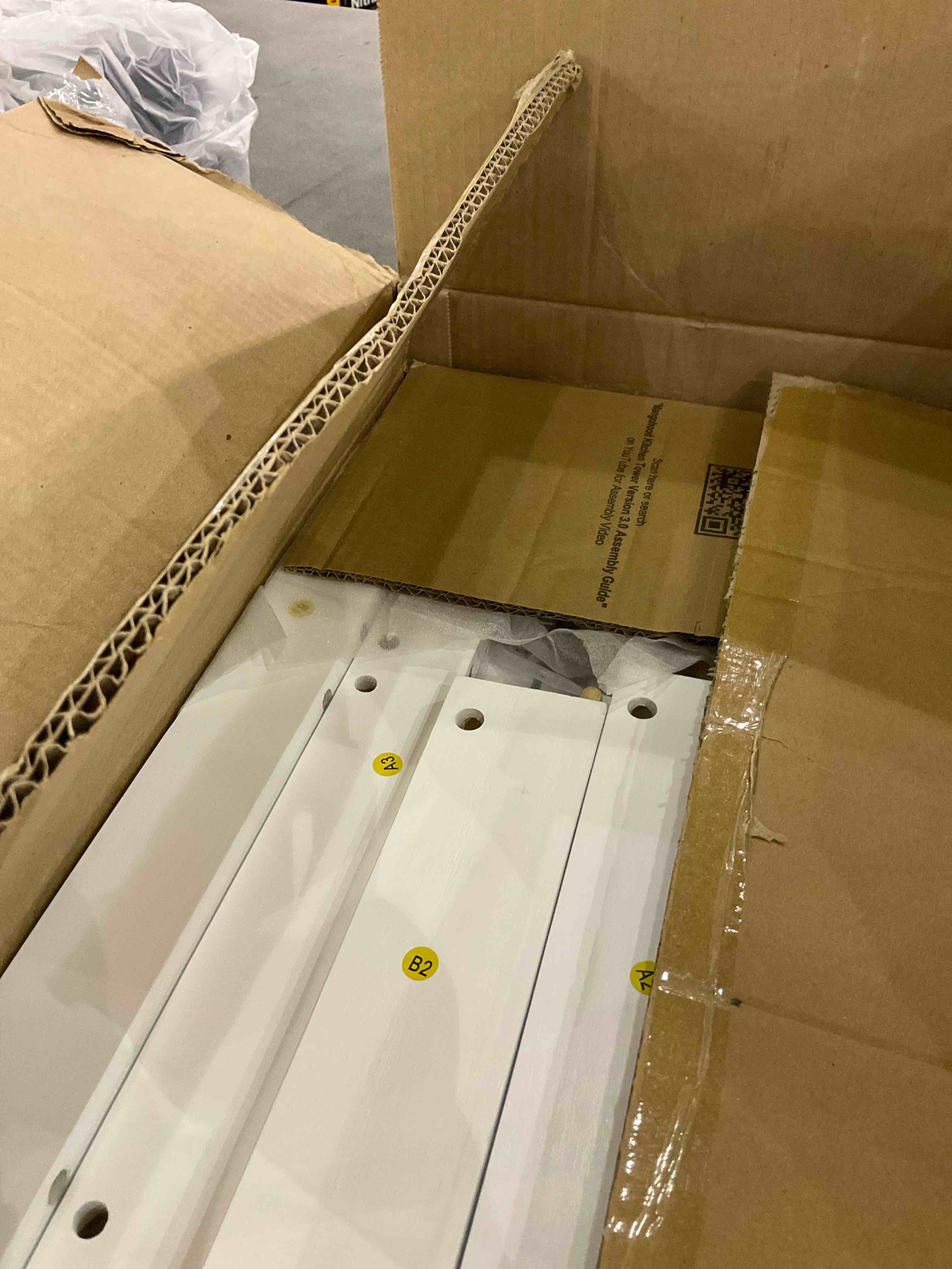 https://s3.amazonaws.com/lotting-images-prod/BargainHunt/EXS01569658_1715949612865.jpeg