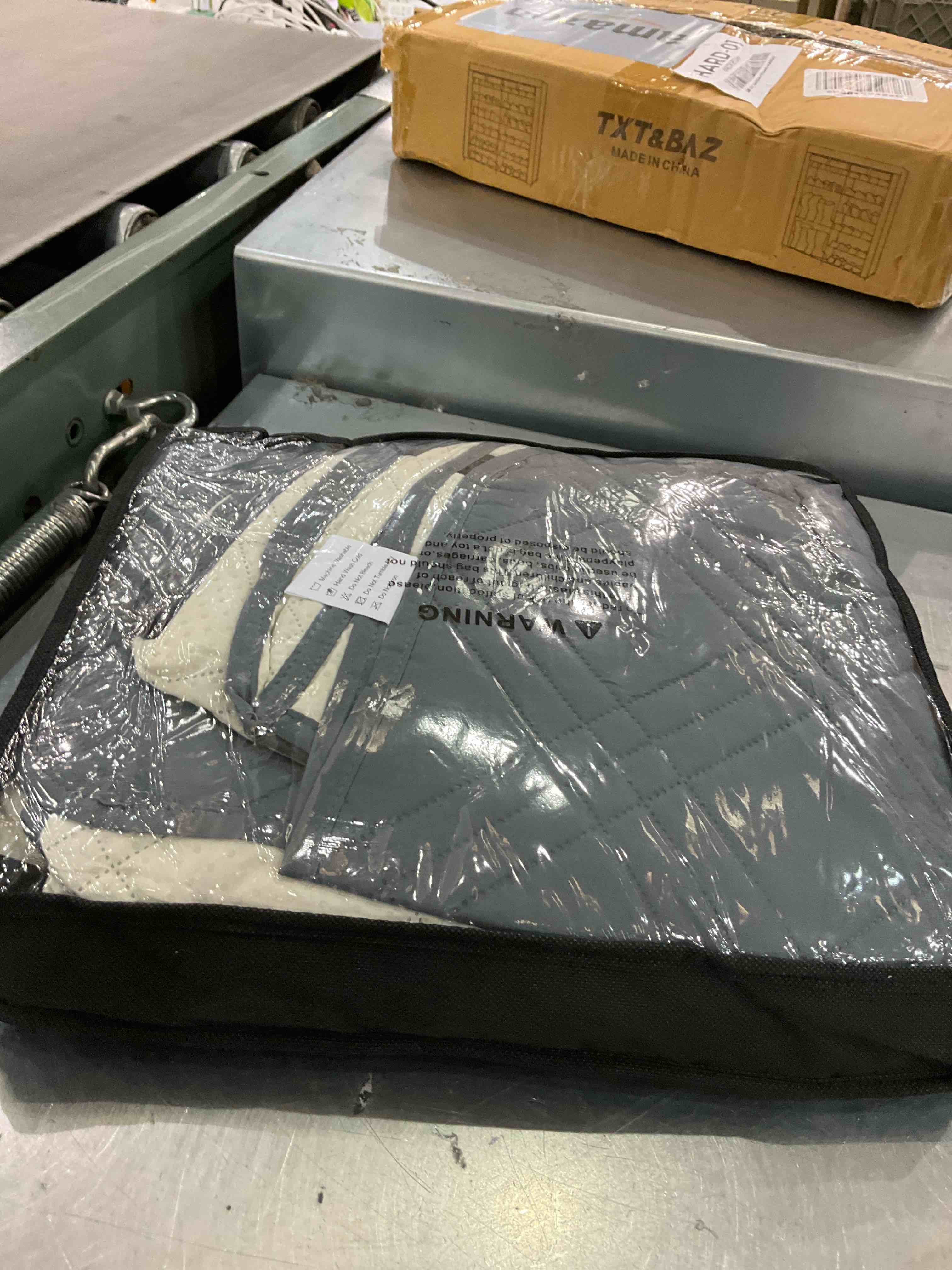 https://s3.amazonaws.com/lotting-images-prod/BargainHunt/EXS01569740_1715959051155.jpeg