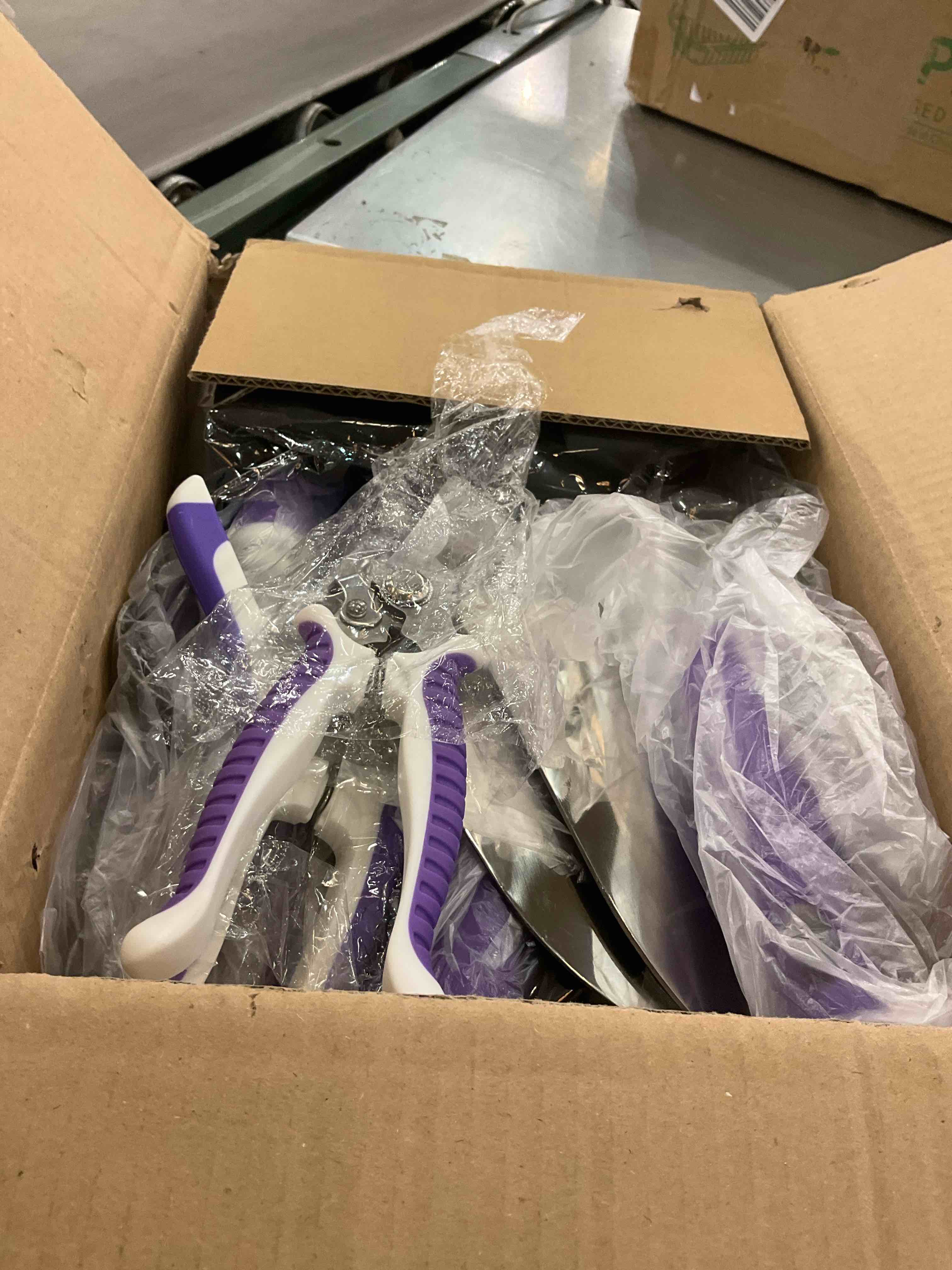 https://s3.amazonaws.com/lotting-images-prod/BargainHunt/EXS01569939_1716218165498.jpeg