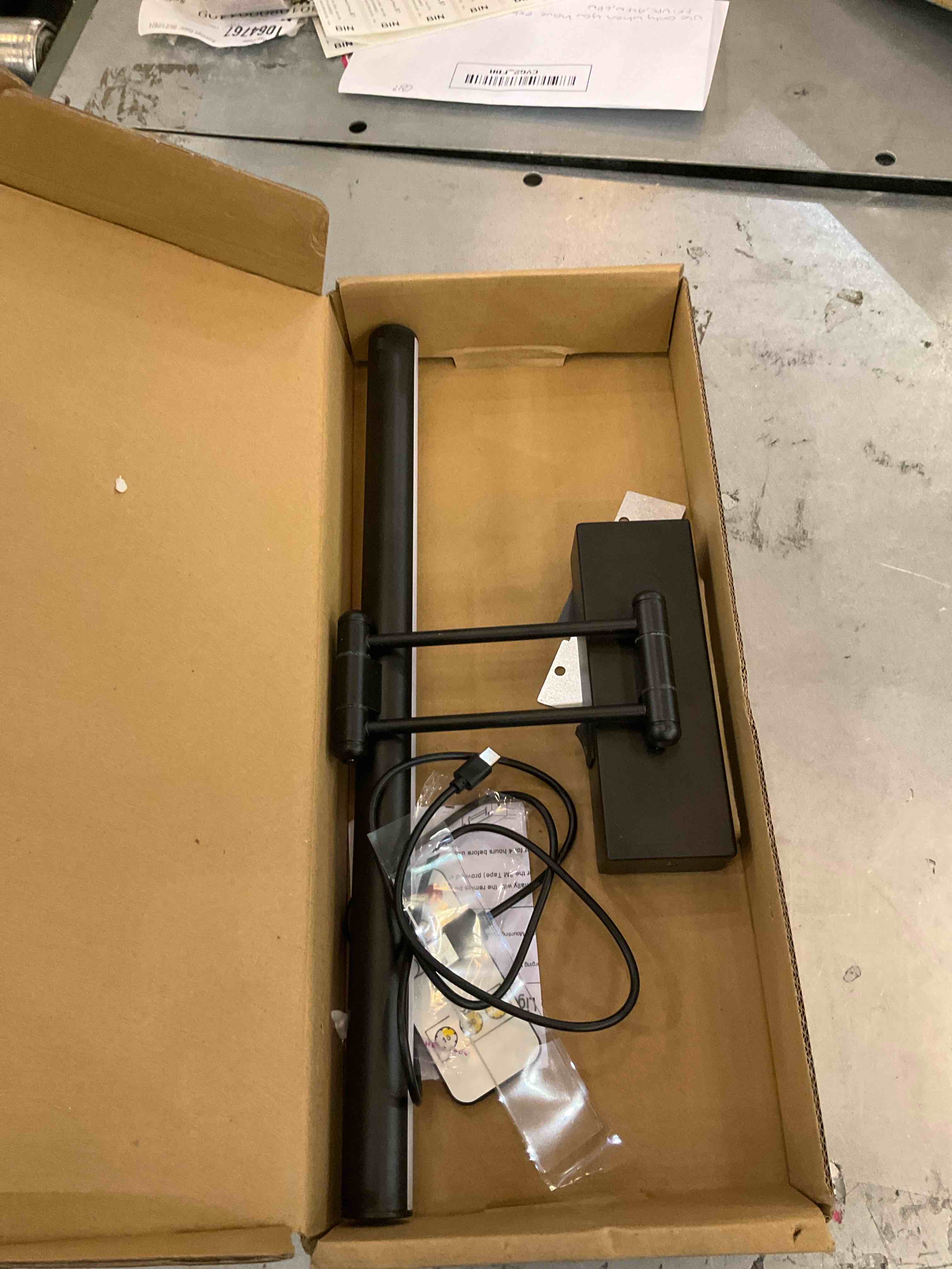 https://s3.amazonaws.com/lotting-images-prod/BargainHunt/EXS01573703_1719333531015.jpeg