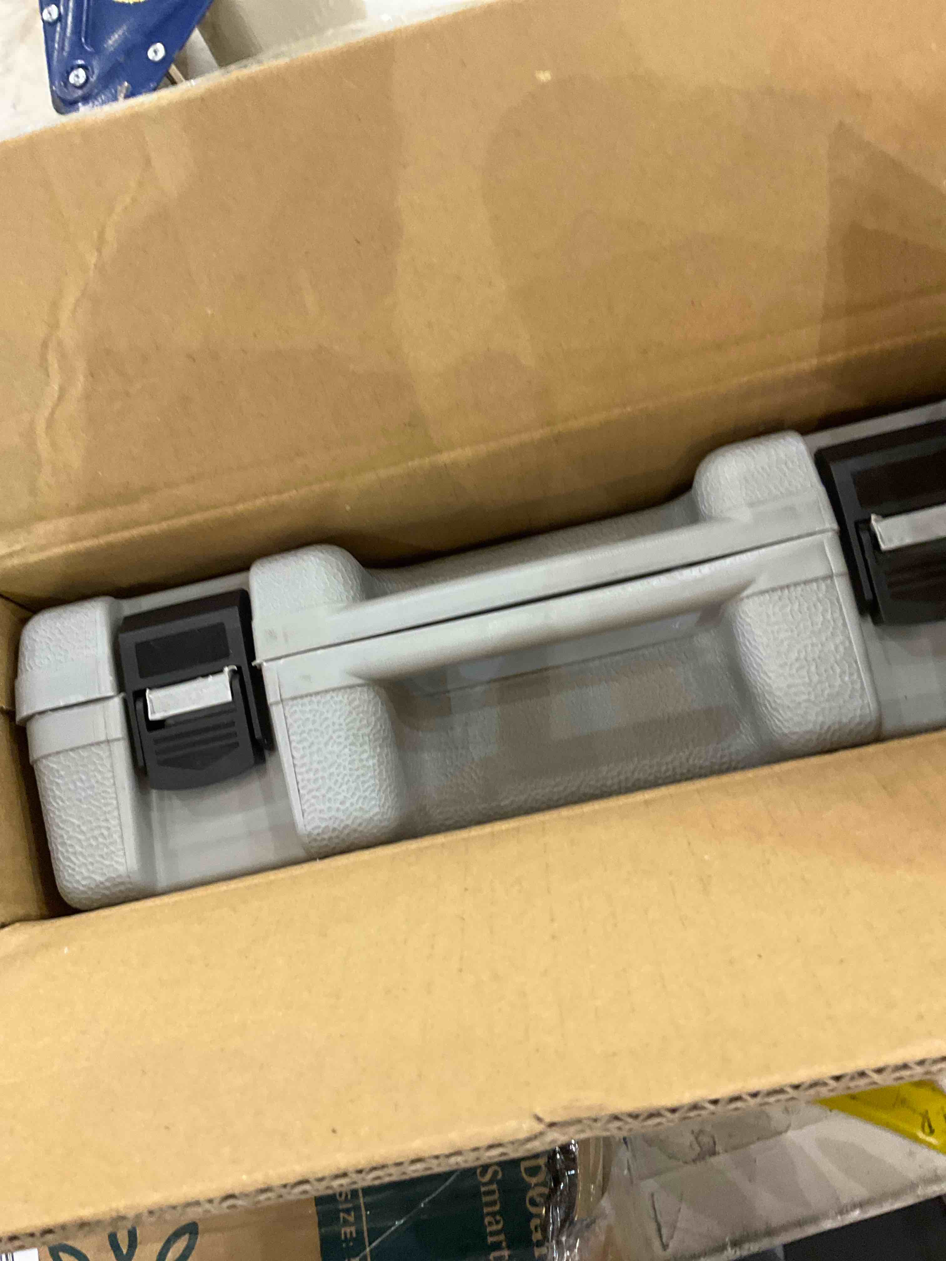 https://s3.amazonaws.com/lotting-images-prod/BargainHunt/EXS01575073_1716900411497.jpeg