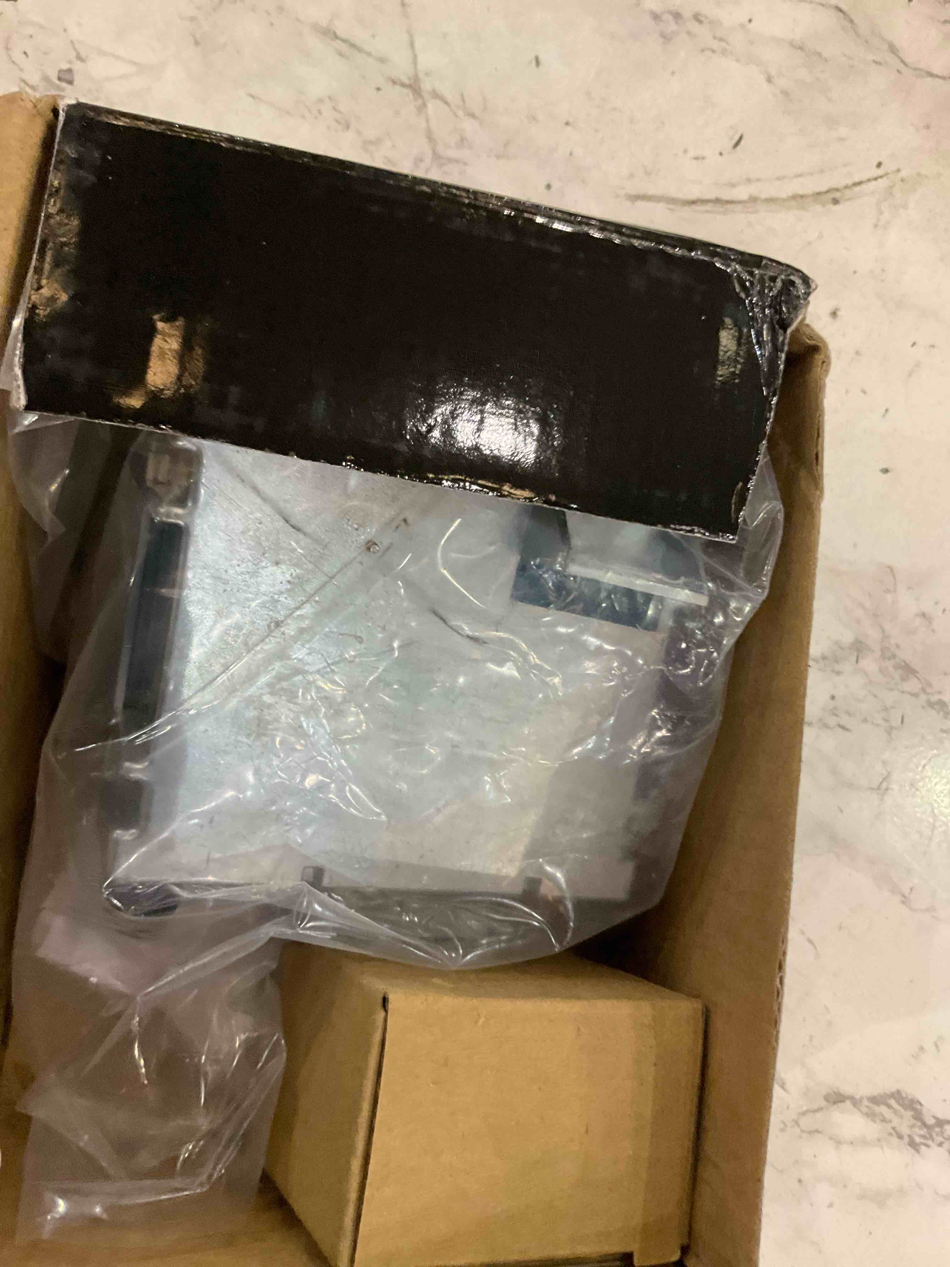 https://s3.amazonaws.com/lotting-images-prod/BargainHunt/EXS01575596_1718110277845.jpeg
