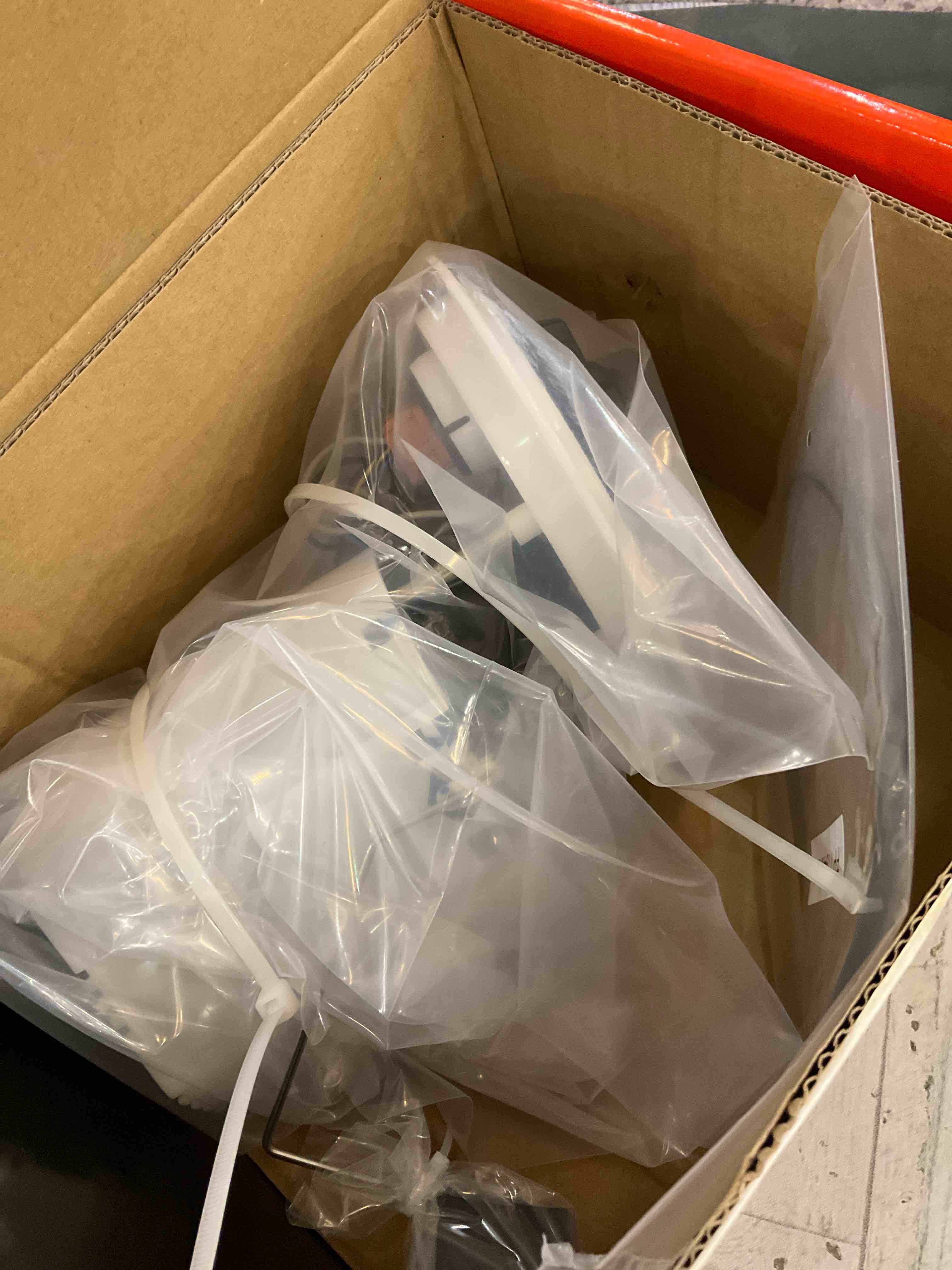 https://s3.amazonaws.com/lotting-images-prod/BargainHunt/EXS01576663_1717176607942.jpeg