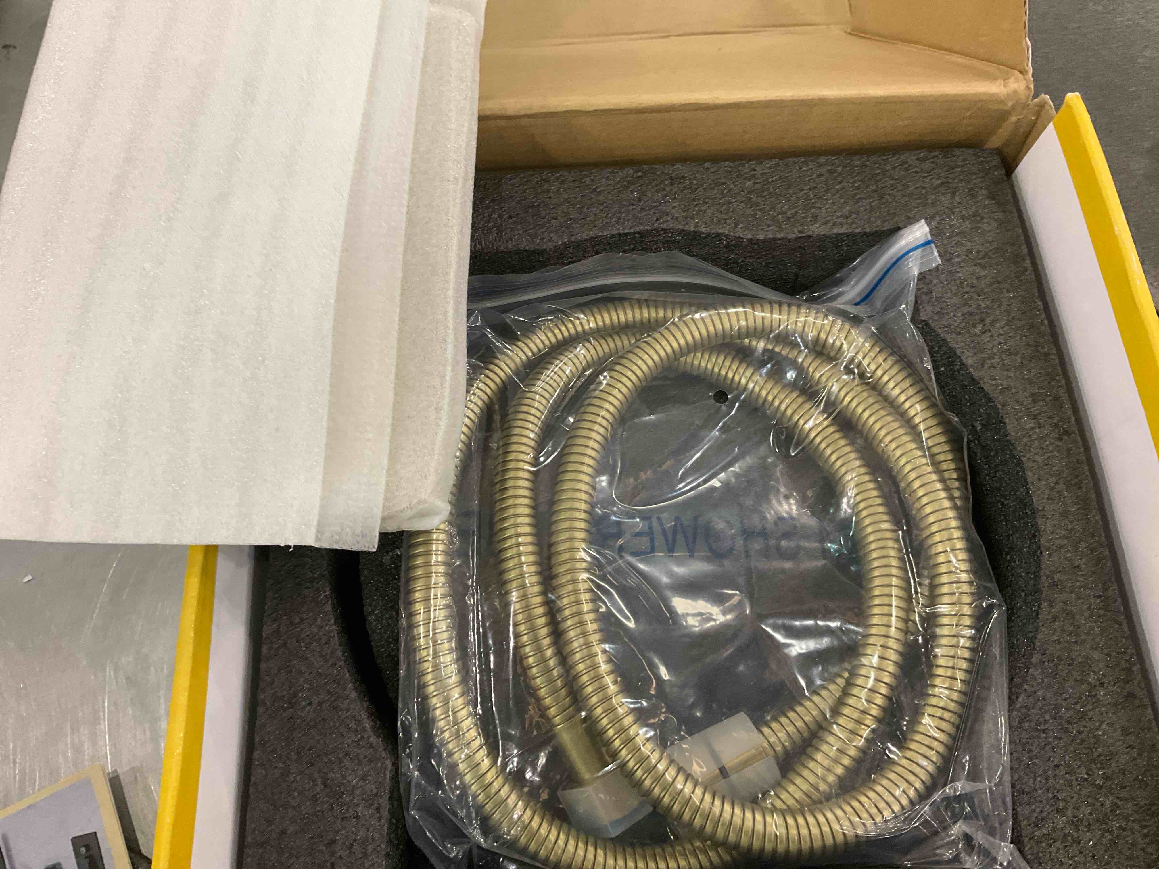 https://s3.amazonaws.com/lotting-images-prod/BargainHunt/EXS01577982_1716898372421.jpeg