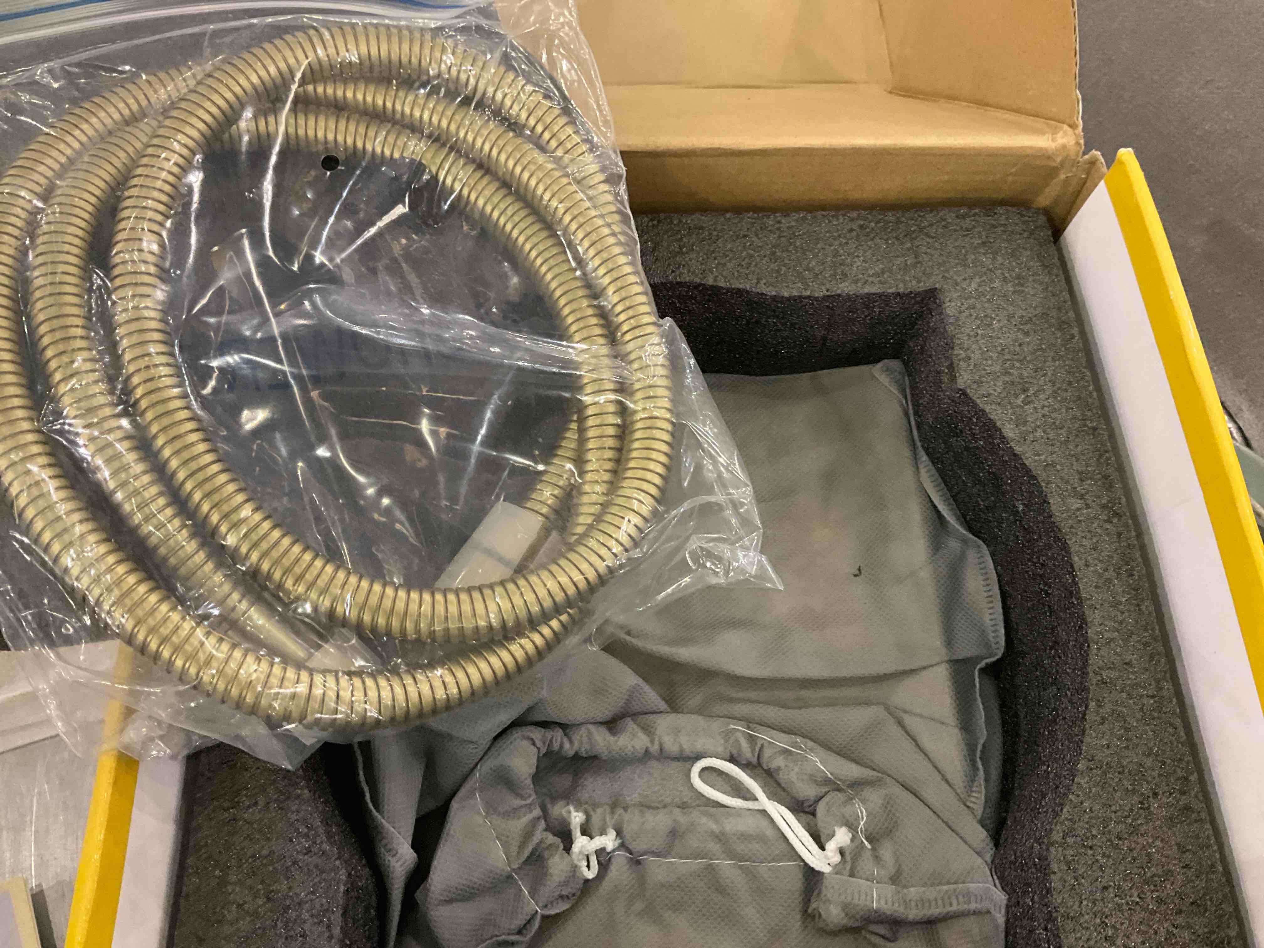 https://s3.amazonaws.com/lotting-images-prod/BargainHunt/EXS01577982_1716898378915.jpeg