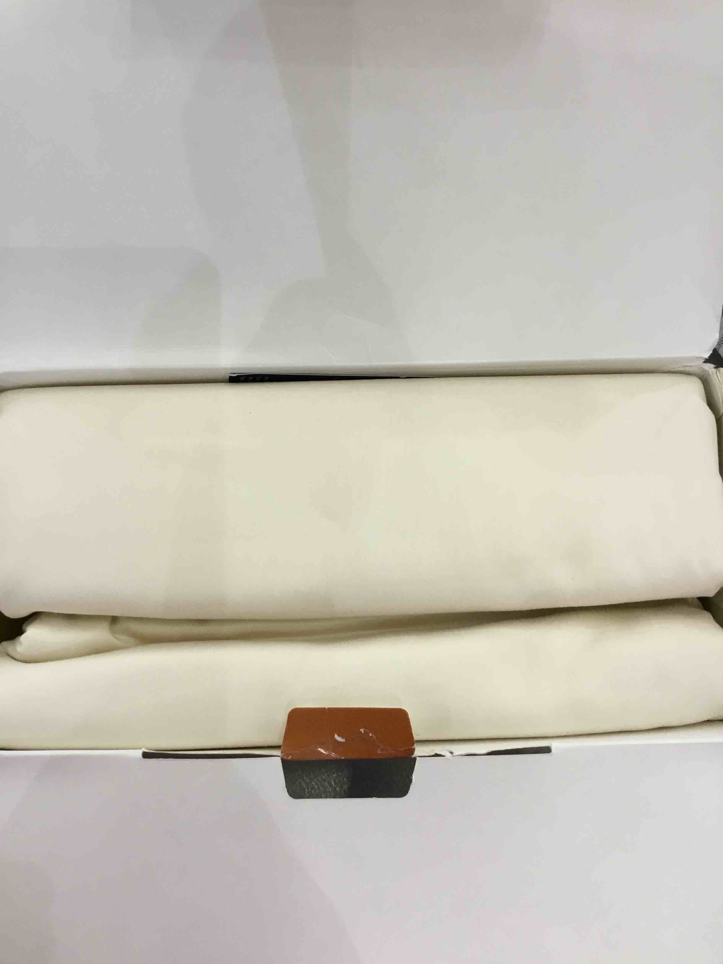 https://s3.amazonaws.com/lotting-images-prod/BargainHunt/EXS01578069_1716991869556.jpeg