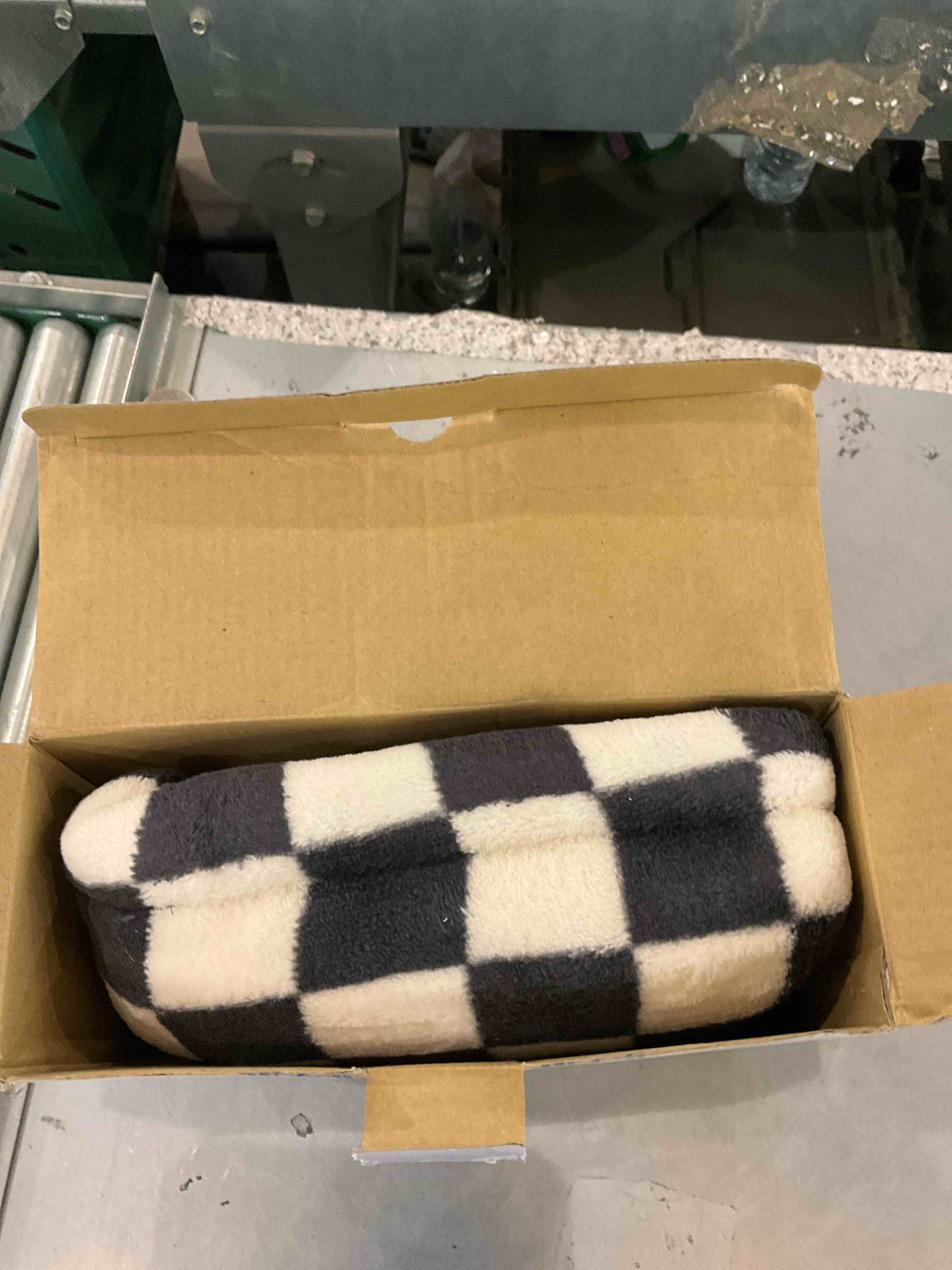 https://s3.amazonaws.com/lotting-images-prod/BargainHunt/EXS01578793_1716385580155.jpeg