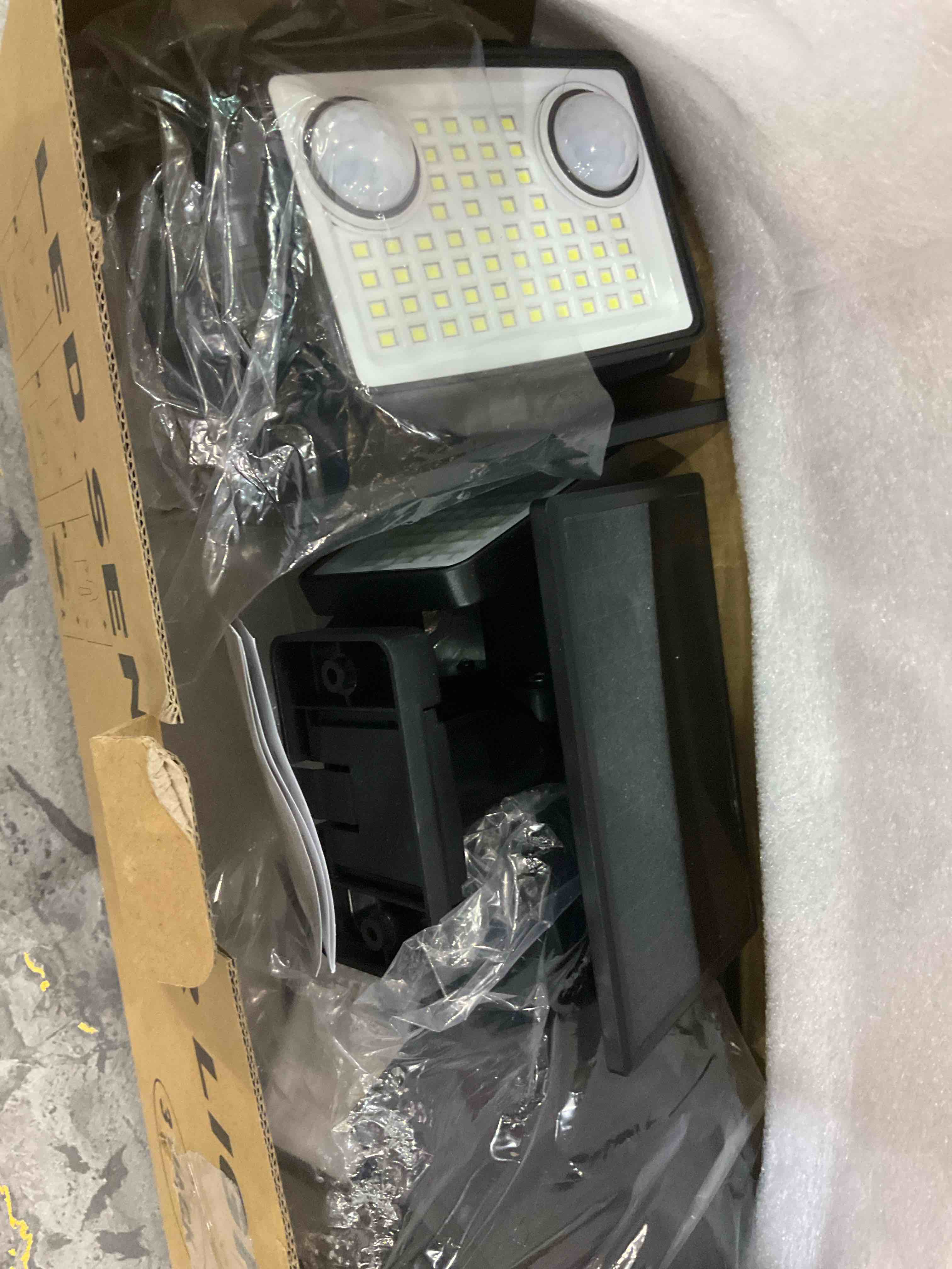 https://s3.amazonaws.com/lotting-images-prod/BargainHunt/EXS01578822_1716464098872.jpeg