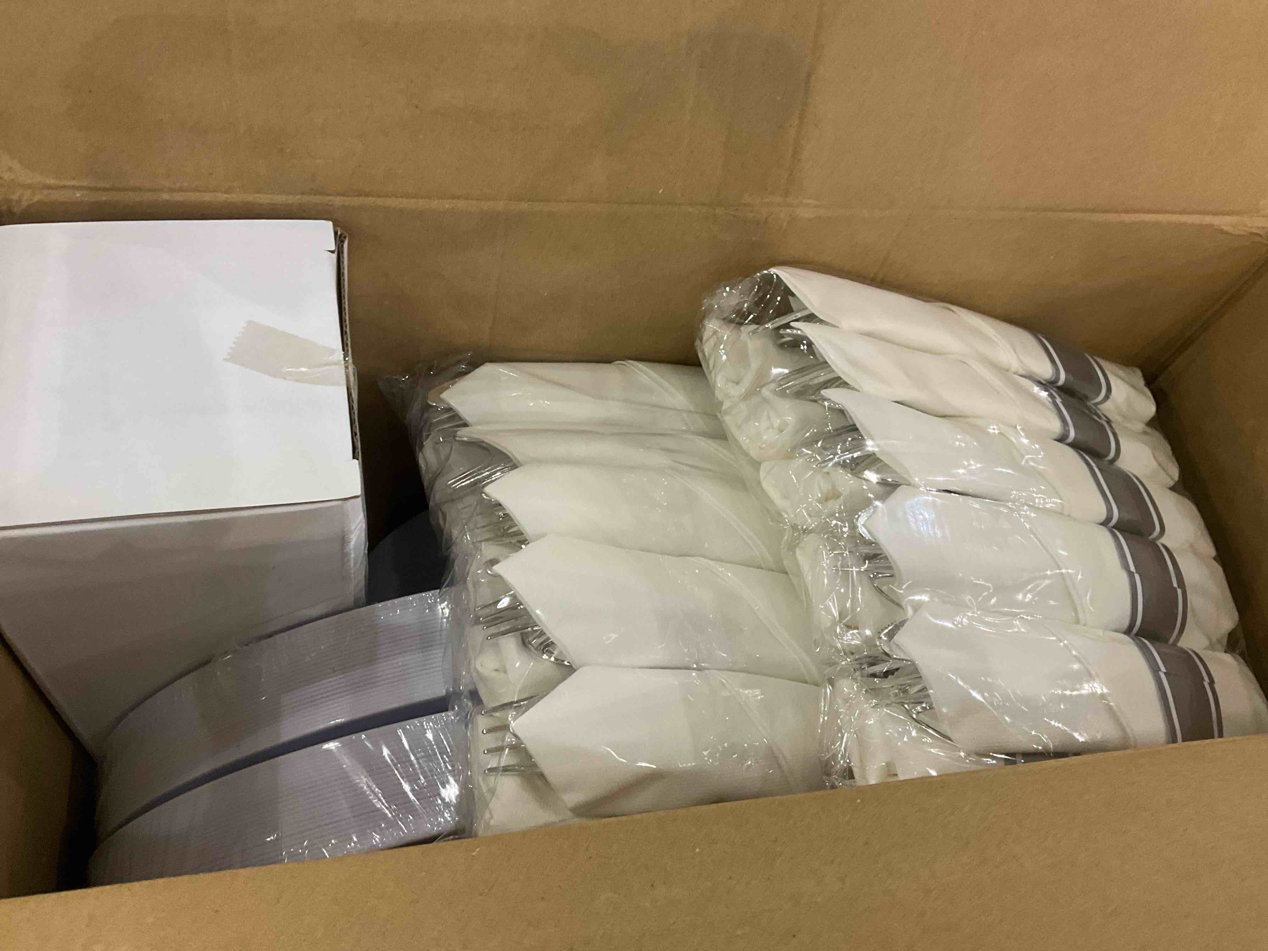 https://s3.amazonaws.com/lotting-images-prod/BargainHunt/EXS01578922_1716896676809.jpeg