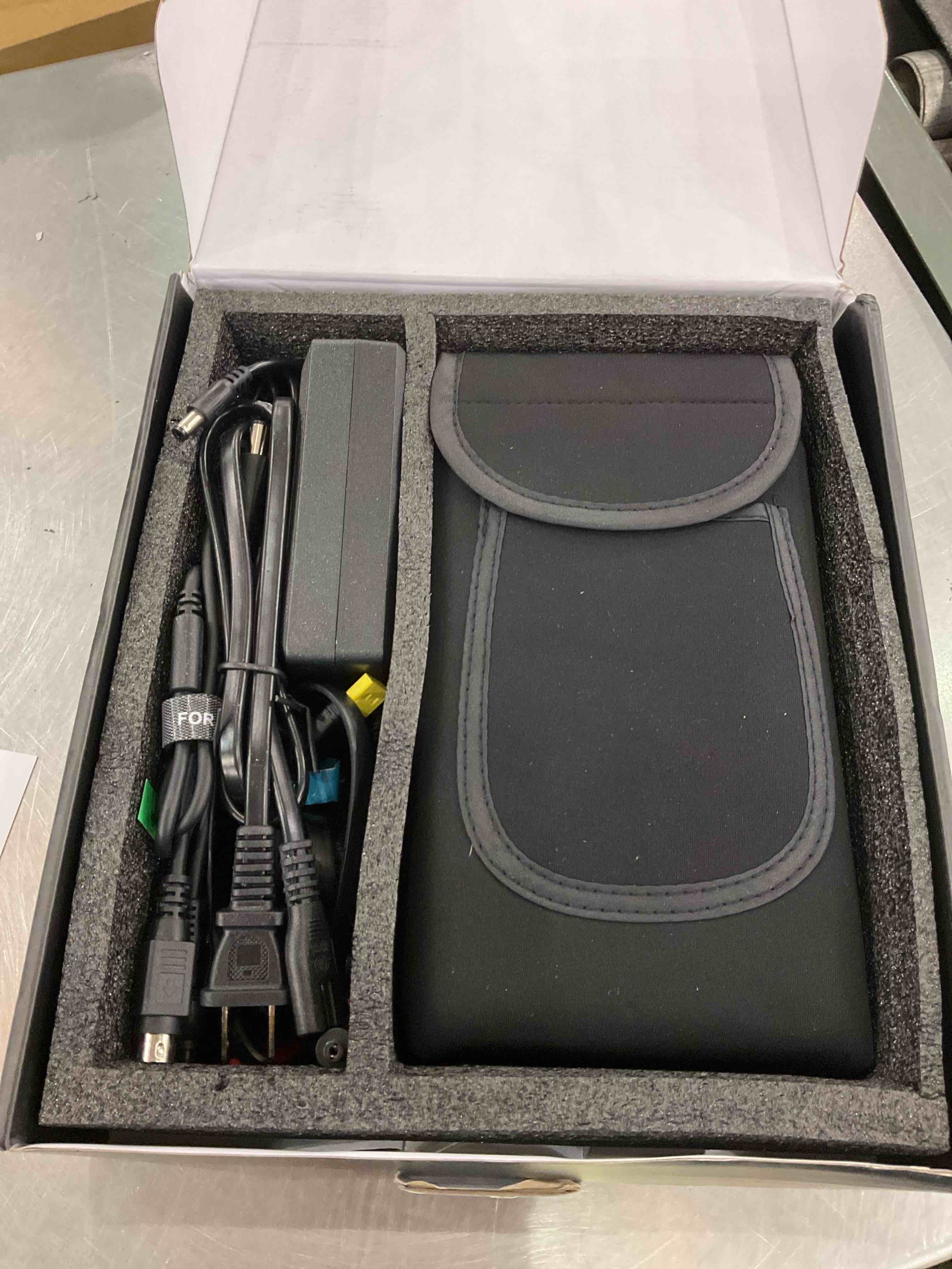 https://s3.amazonaws.com/lotting-images-prod/BargainHunt/EXS01578927_1716898786687.jpeg