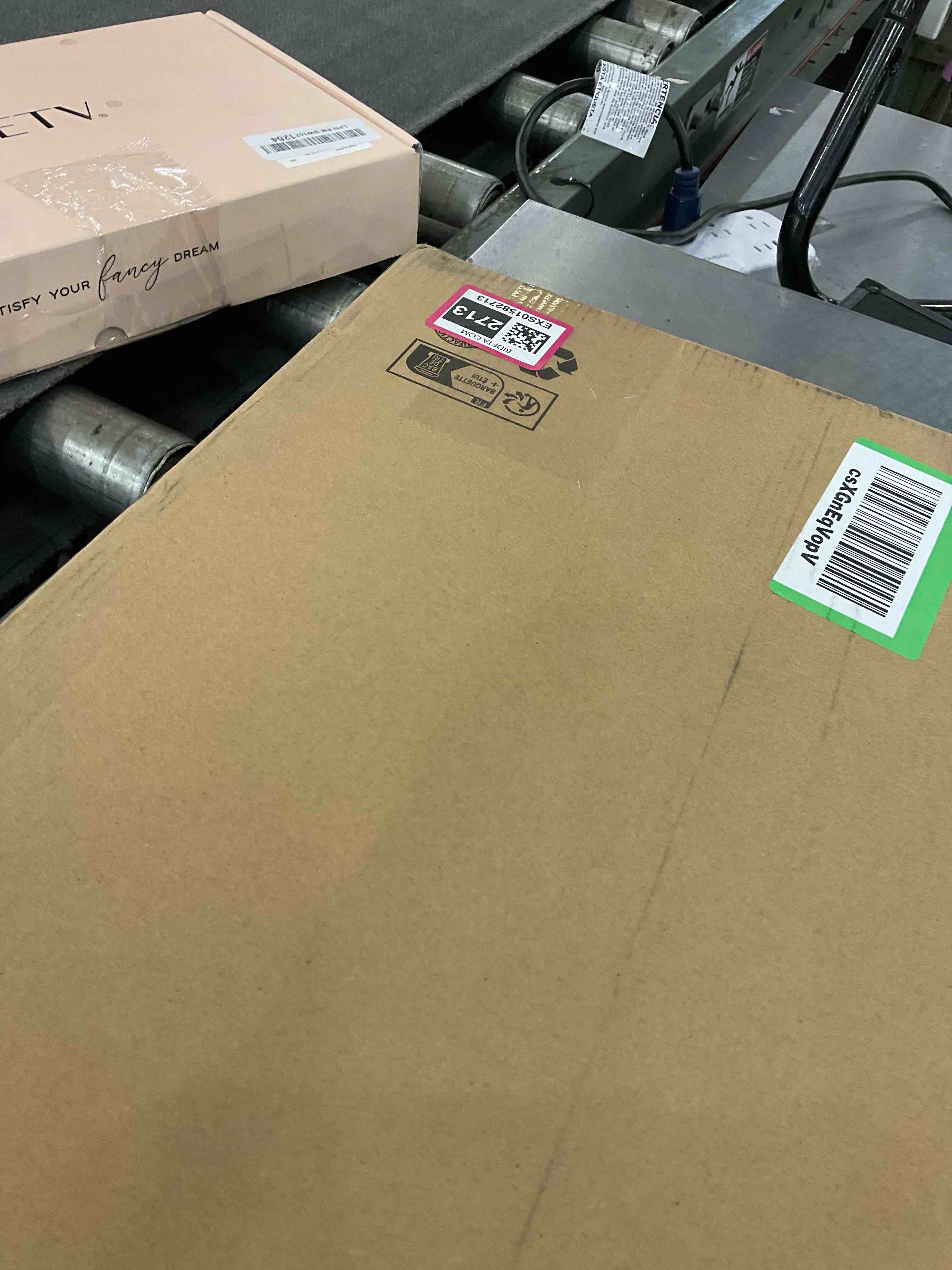 https://s3.amazonaws.com/lotting-images-prod/BargainHunt/EXS01582713_1714499407114.jpeg