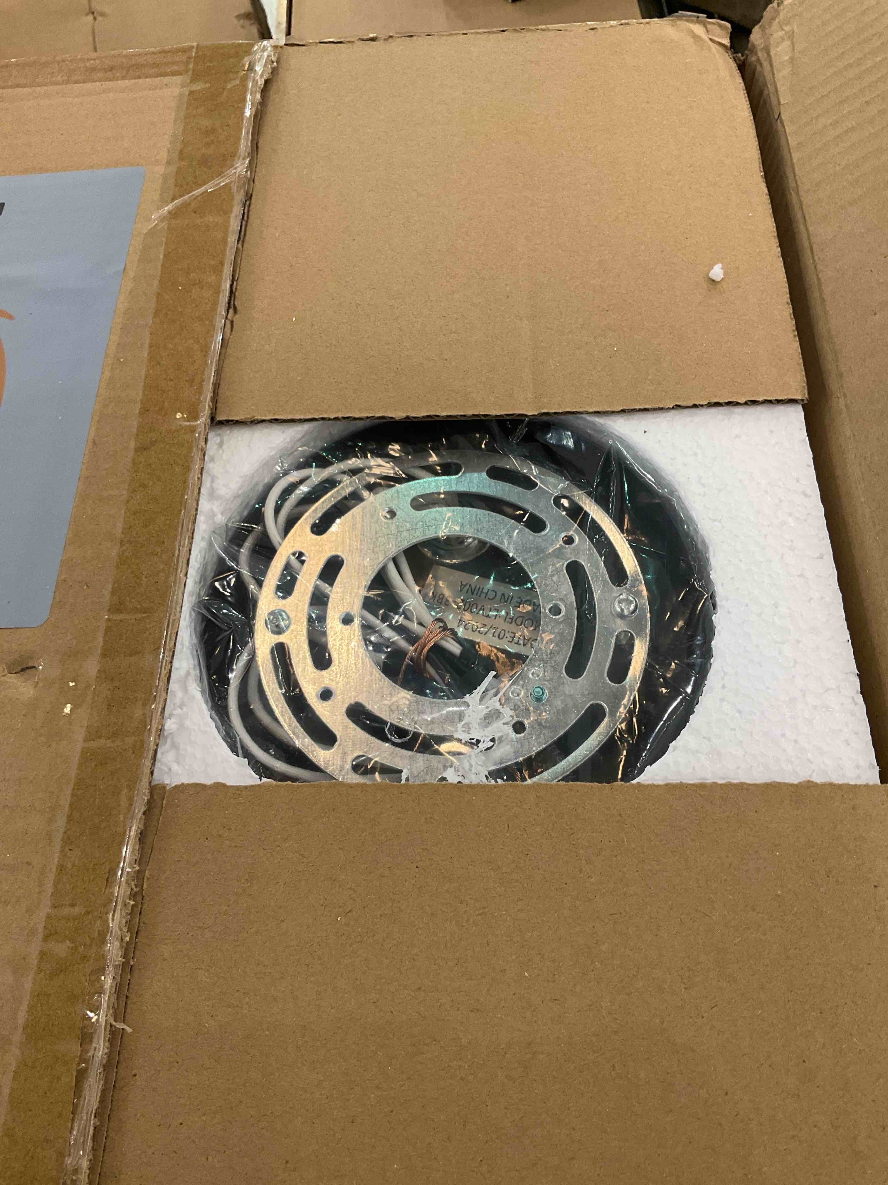 https://s3.amazonaws.com/lotting-images-prod/BargainHunt/EXS01583726_1714495958025.jpeg