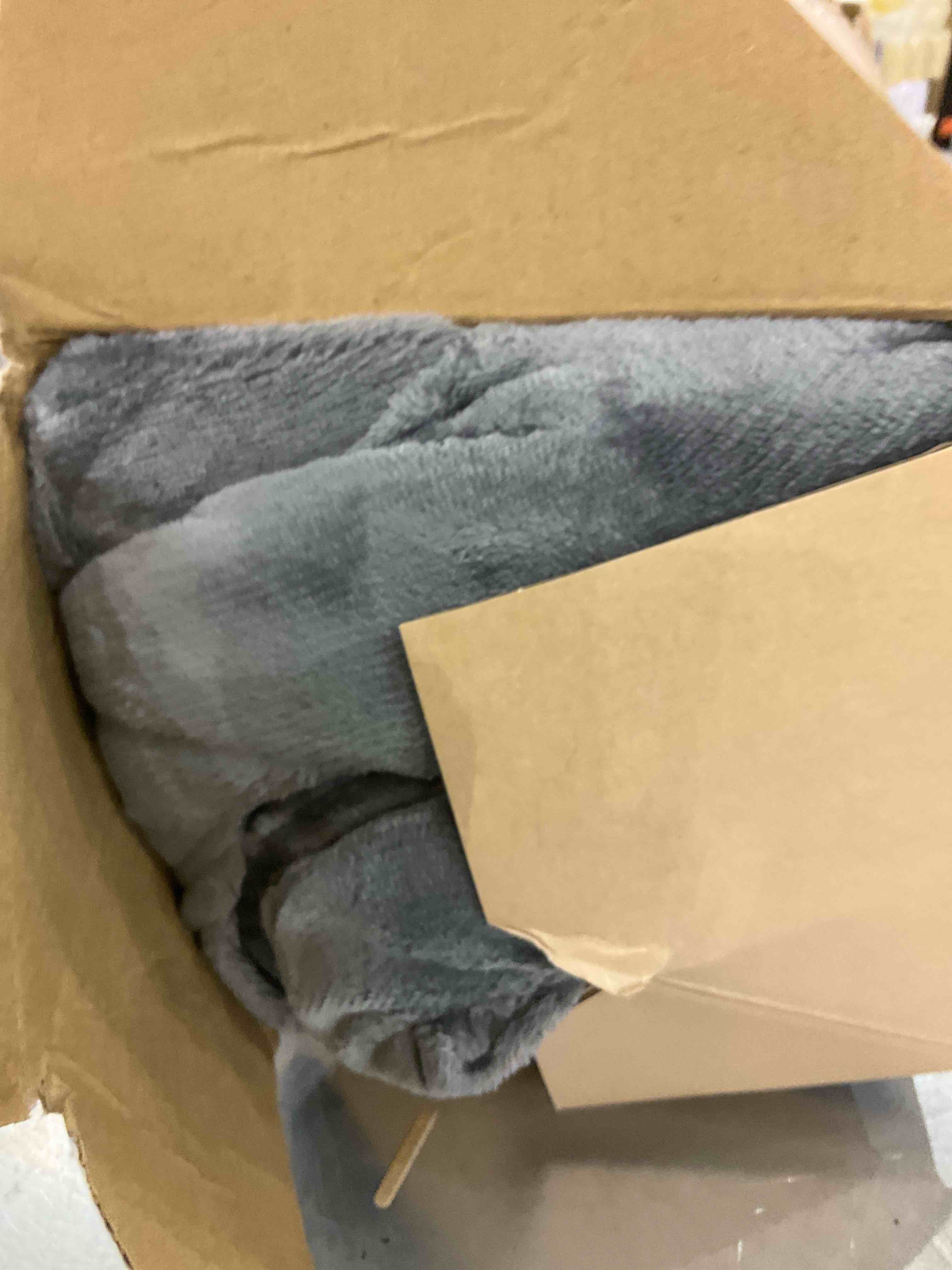 https://s3.amazonaws.com/lotting-images-prod/BargainHunt/EXS01584398_1714652604441.jpeg