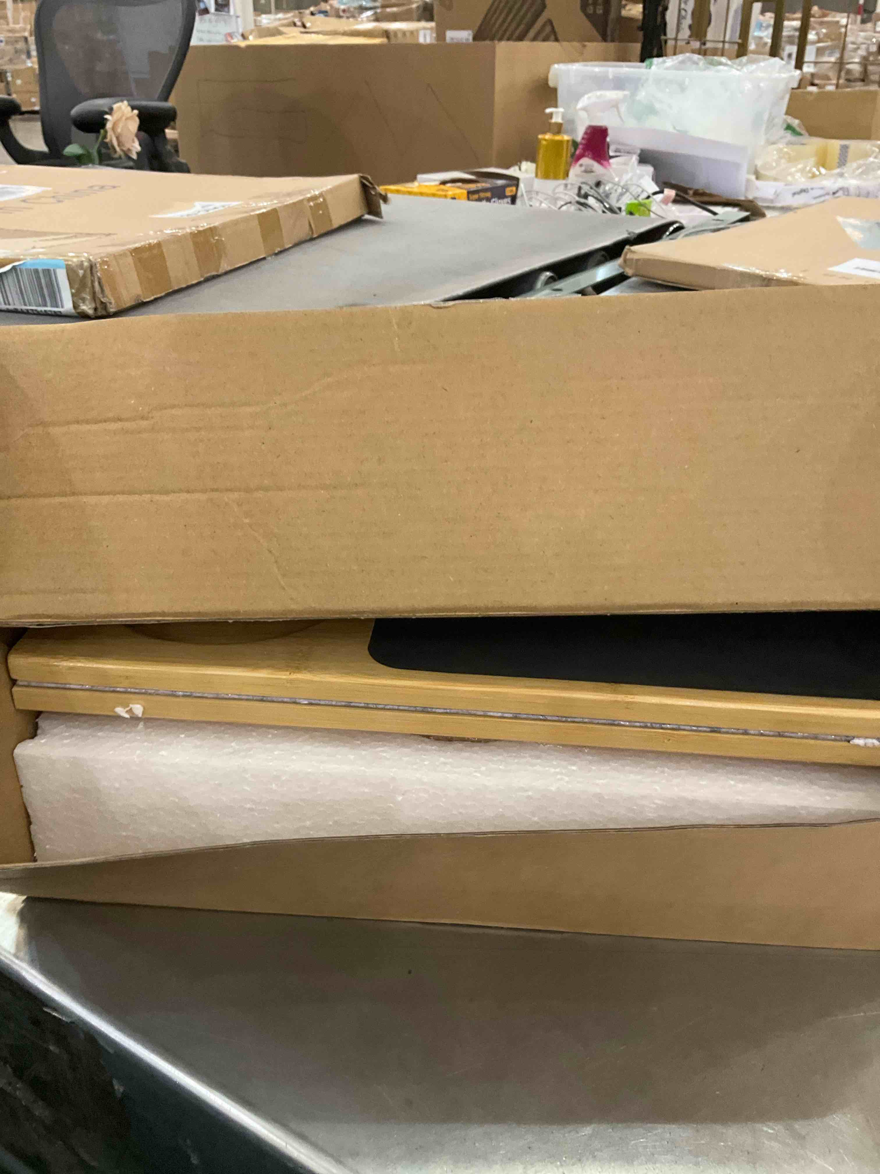https://s3.amazonaws.com/lotting-images-prod/BargainHunt/EXS01586106_1717436882391.jpeg