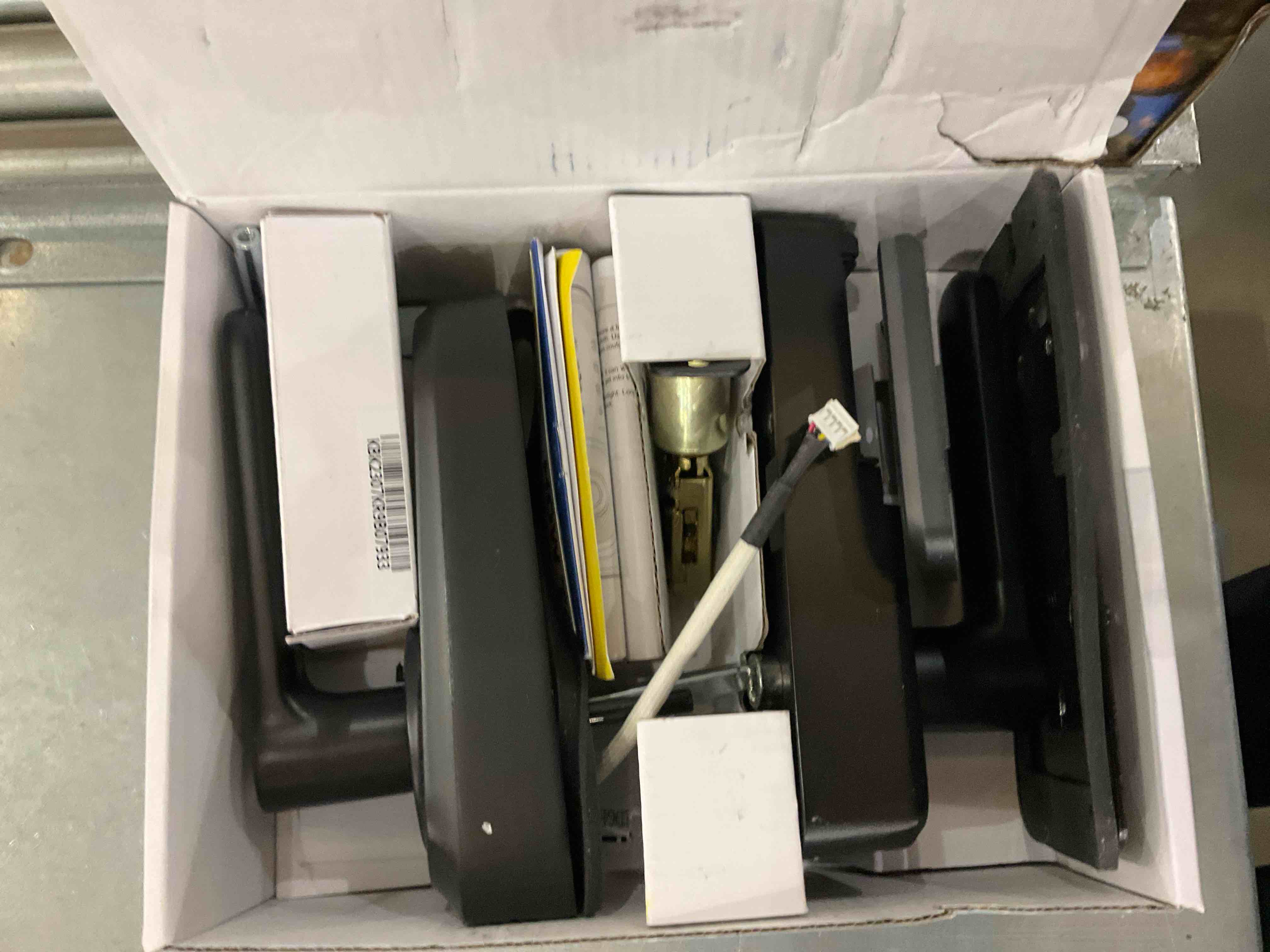 https://s3.amazonaws.com/lotting-images-prod/BargainHunt/EXS01586639_1715348516891.jpeg
