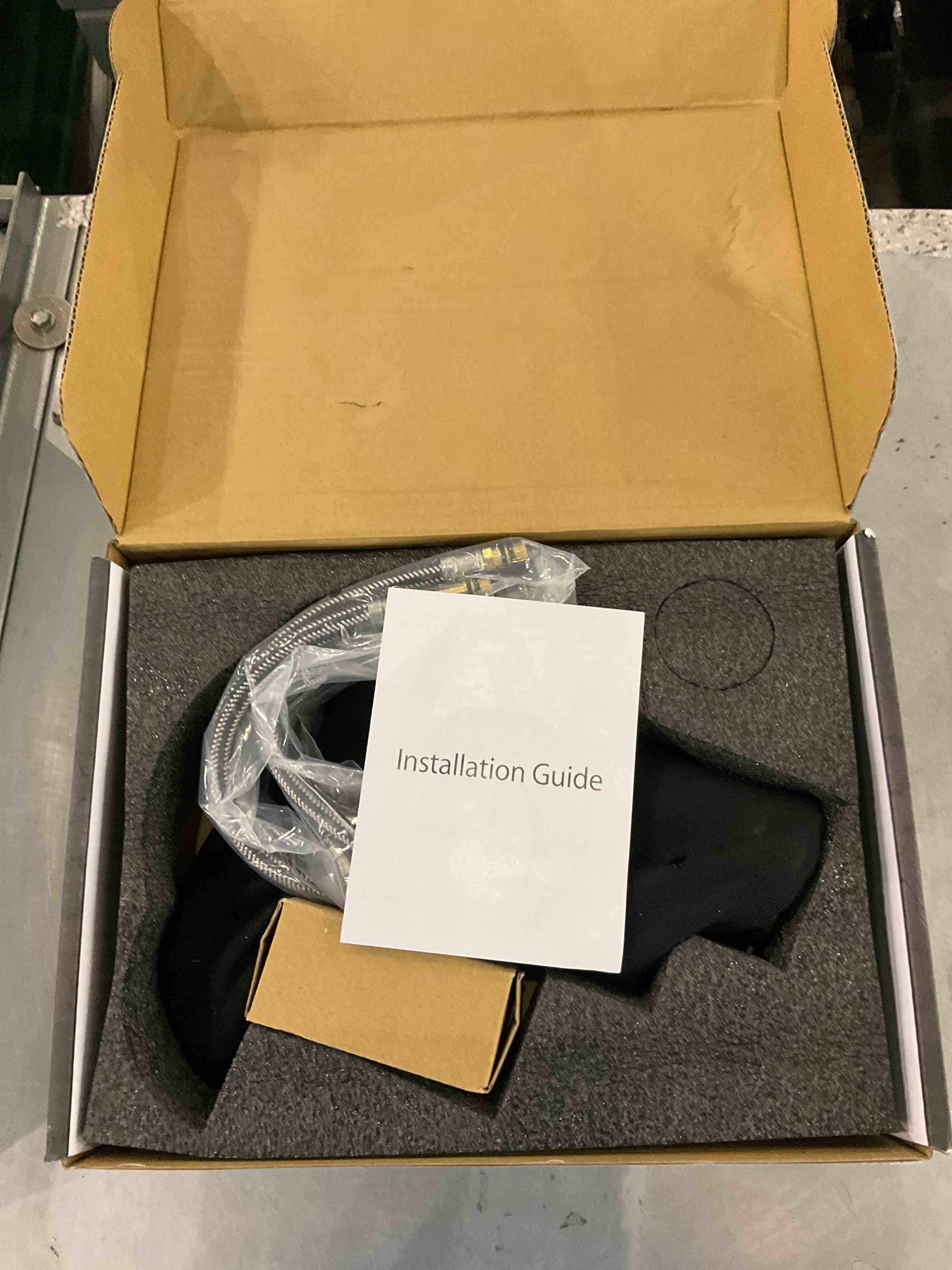 https://s3.amazonaws.com/lotting-images-prod/BargainHunt/EXS01586802_1716377984082.jpeg