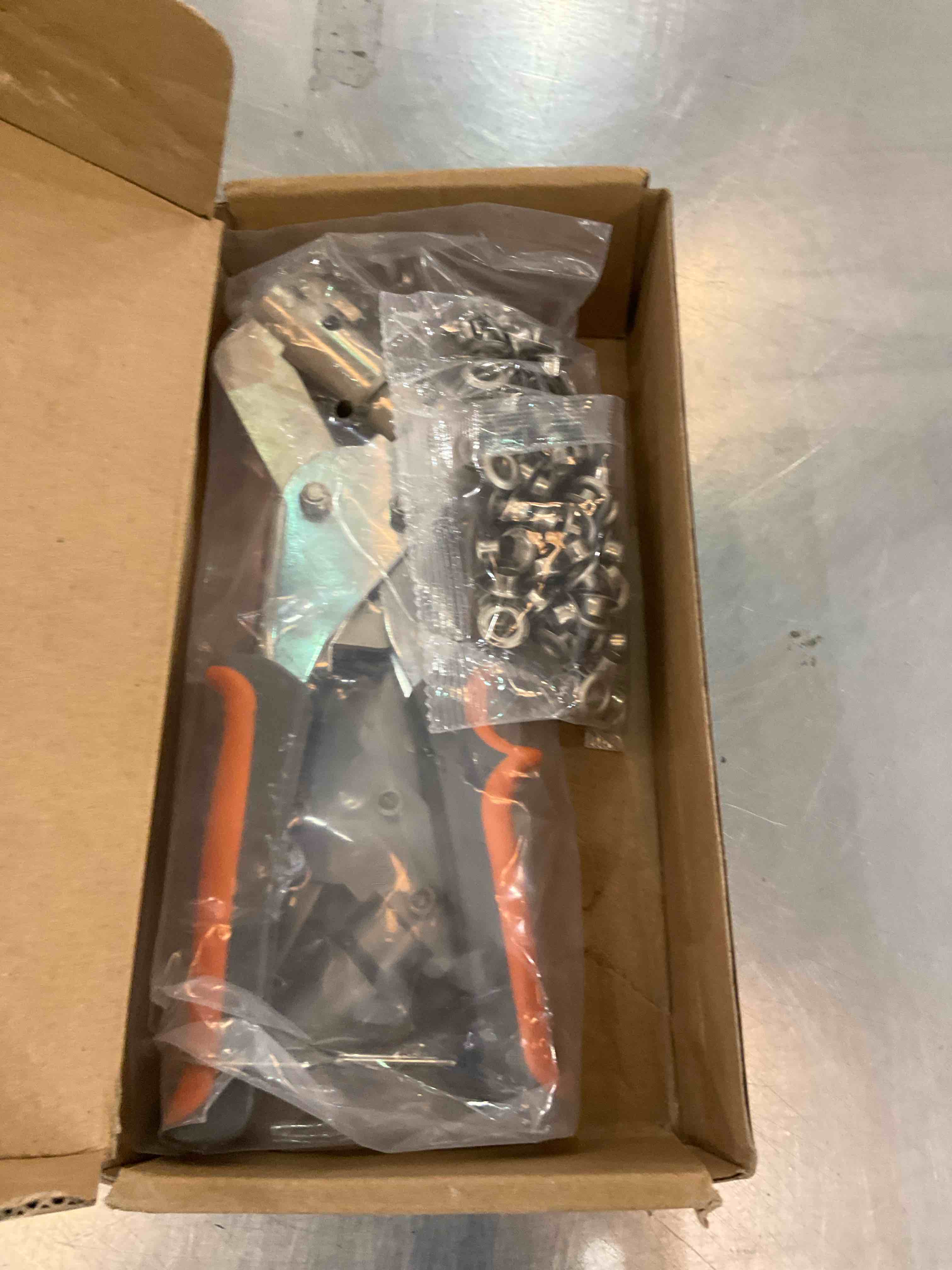 https://s3.amazonaws.com/lotting-images-prod/BargainHunt/EXS01587002_1713897411124.jpeg