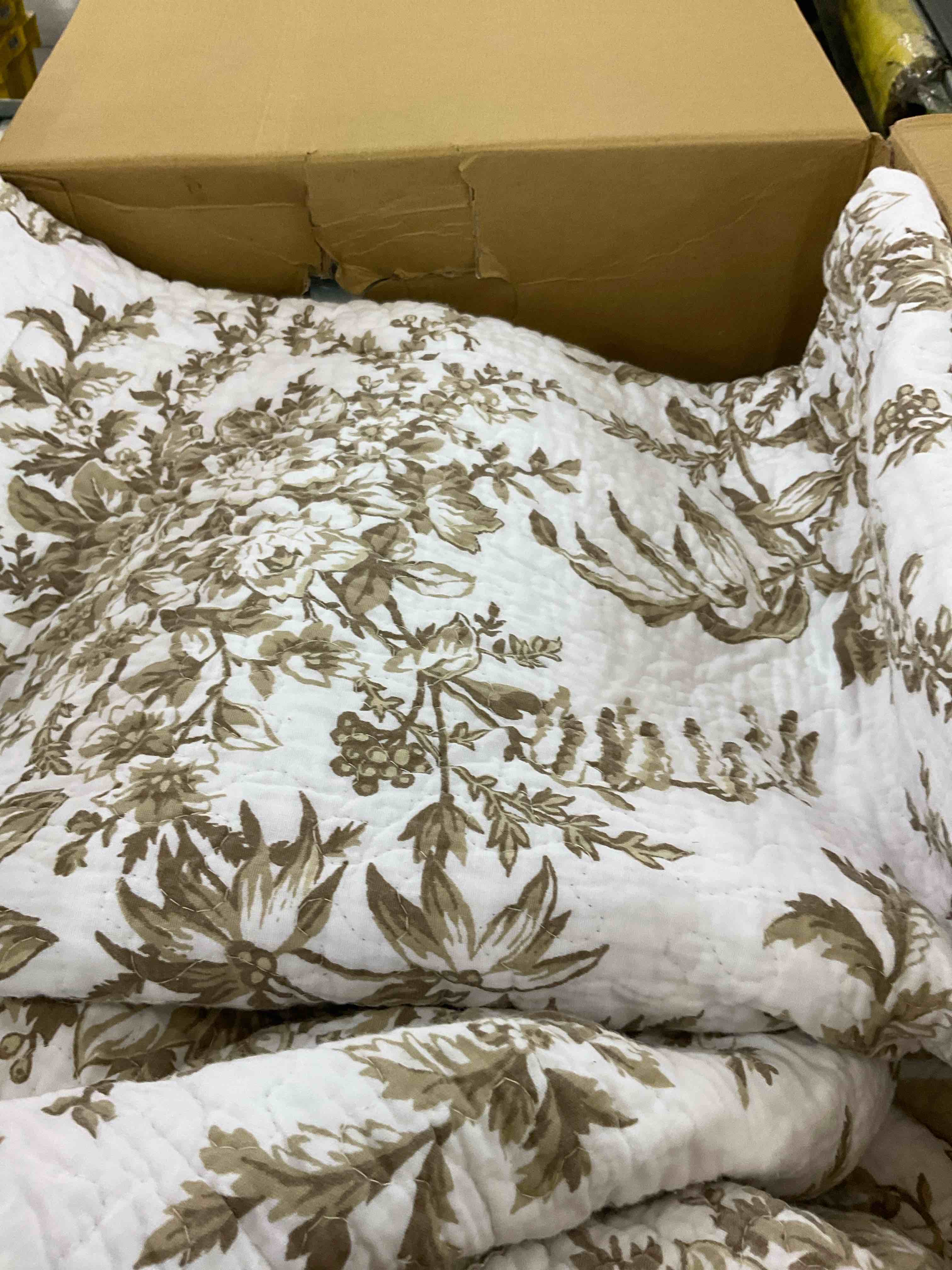 https://s3.amazonaws.com/lotting-images-prod/BargainHunt/EXS01587628_1714142648515.jpeg