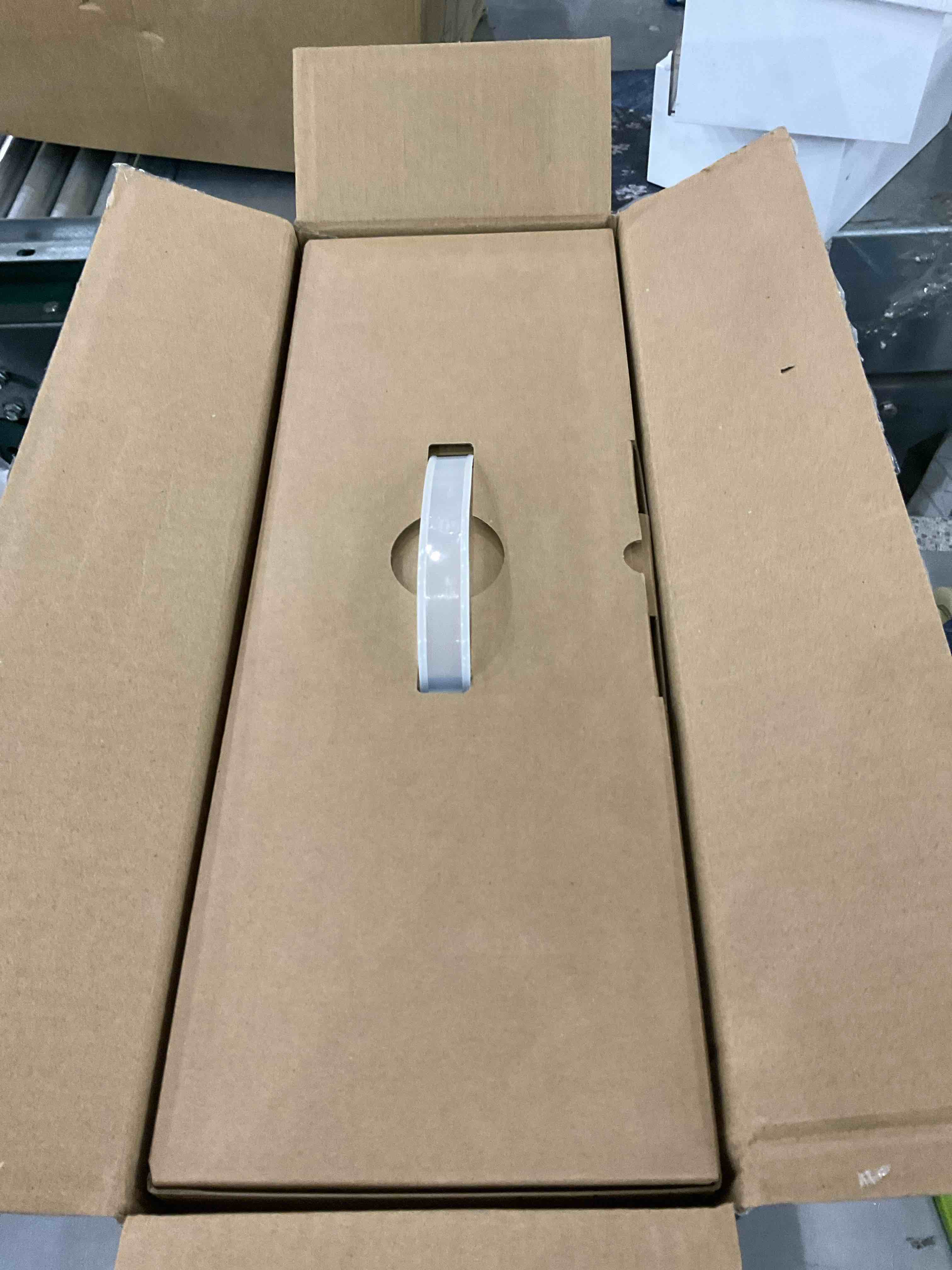 https://s3.amazonaws.com/lotting-images-prod/BargainHunt/EXS01587842_1715344262768.jpeg