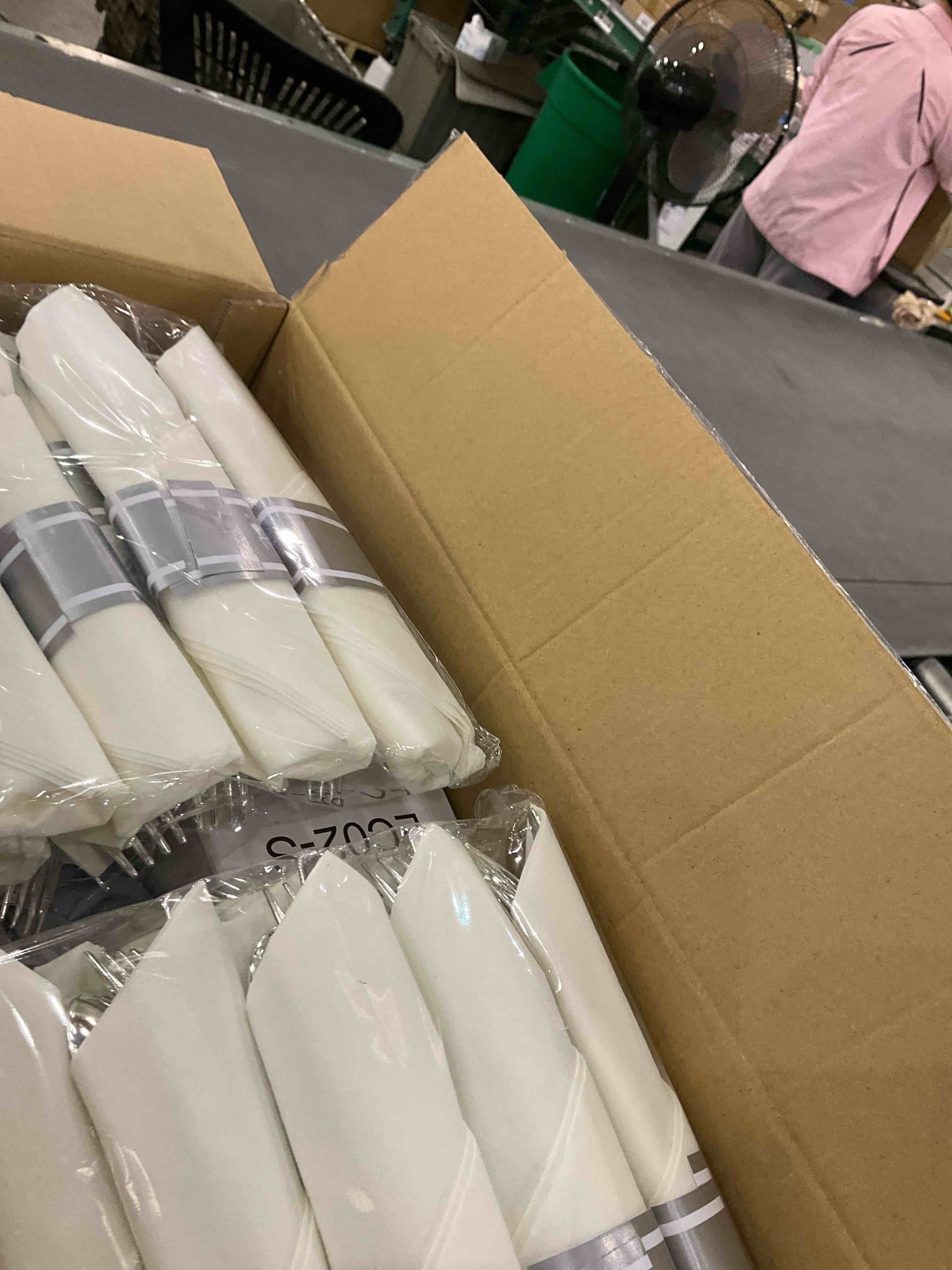 https://s3.amazonaws.com/lotting-images-prod/BargainHunt/EXS01588933_1714997781390.jpeg