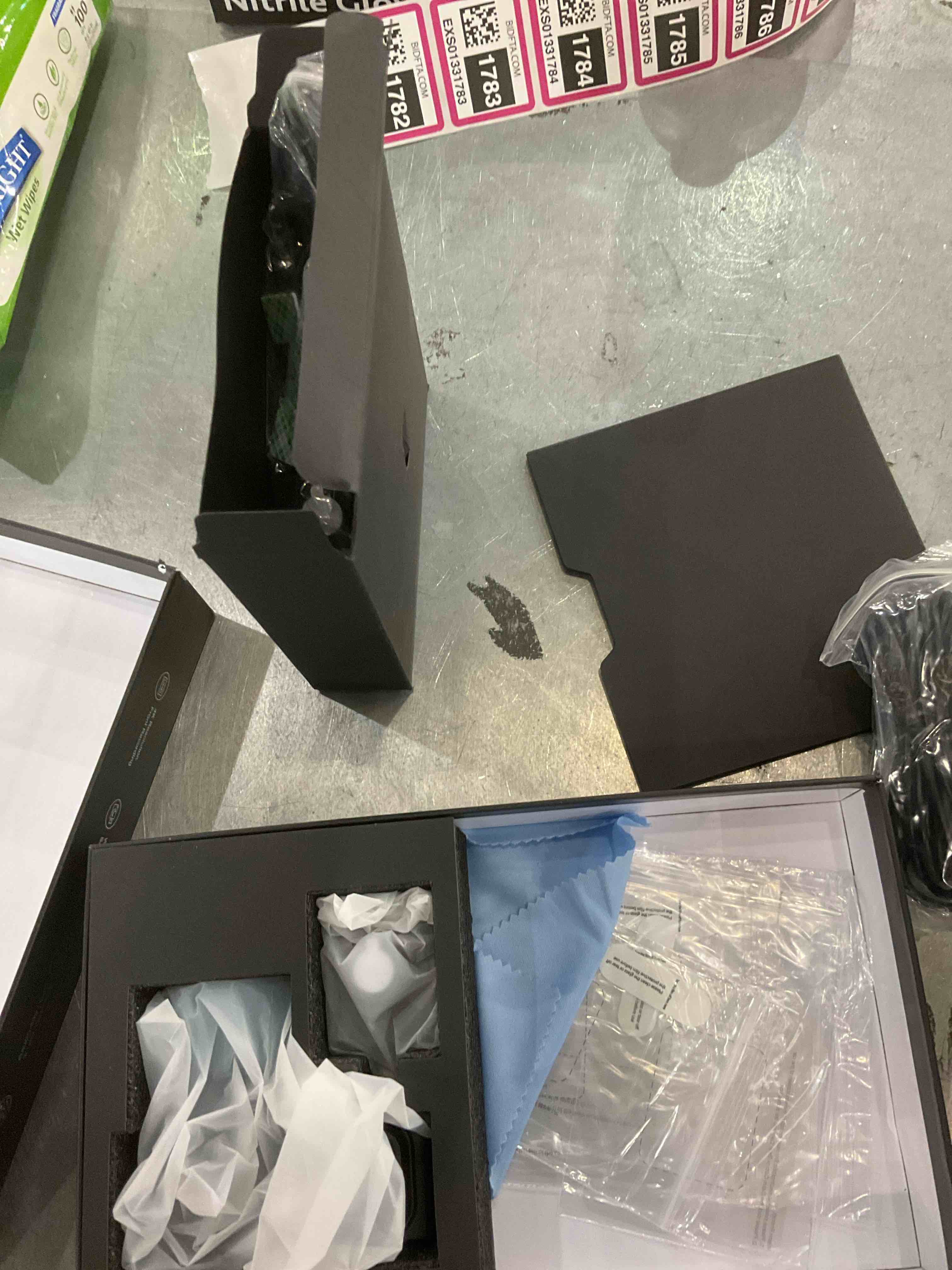 https://s3.amazonaws.com/lotting-images-prod/BargainHunt/EXS01589135_1714391673103.jpeg