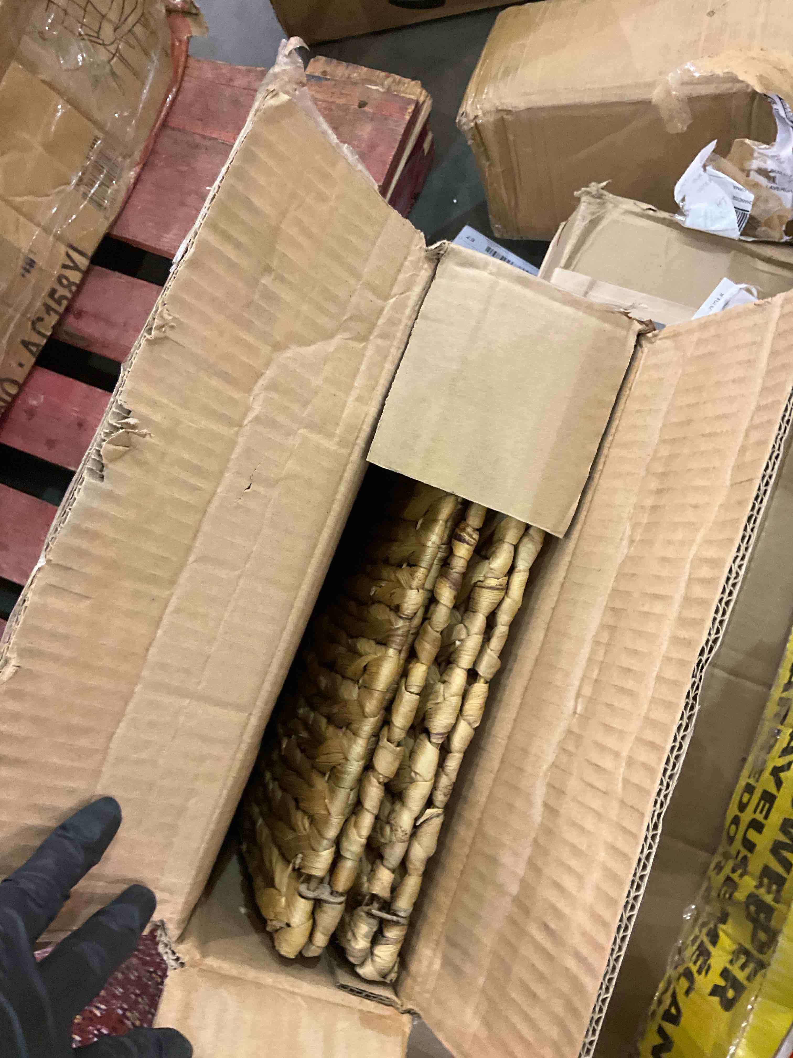 https://s3.amazonaws.com/lotting-images-prod/BargainHunt/EXS01595297_1721657494605.jpeg