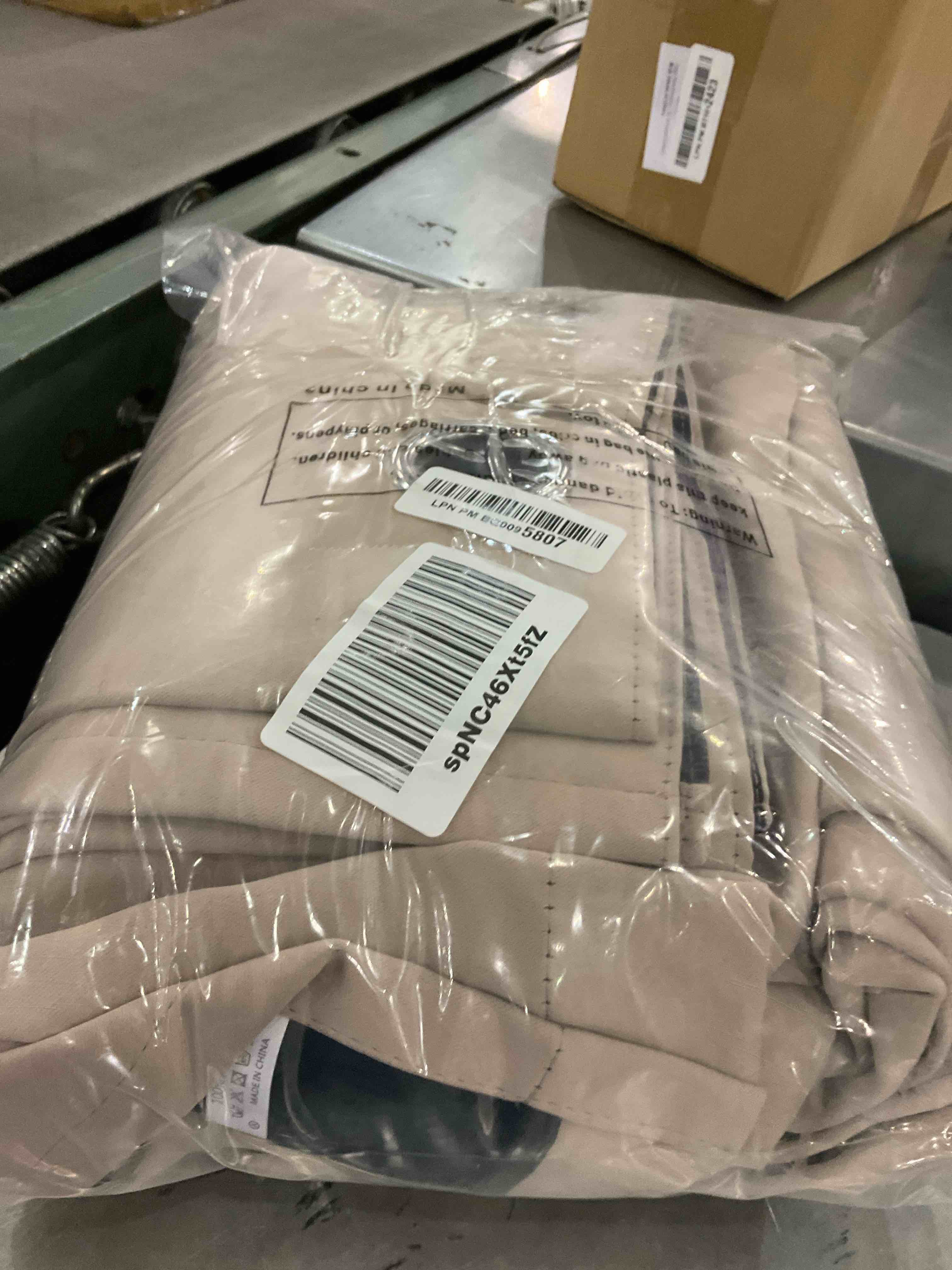 https://s3.amazonaws.com/lotting-images-prod/BargainHunt/EXS01597068_1719402723916.jpeg