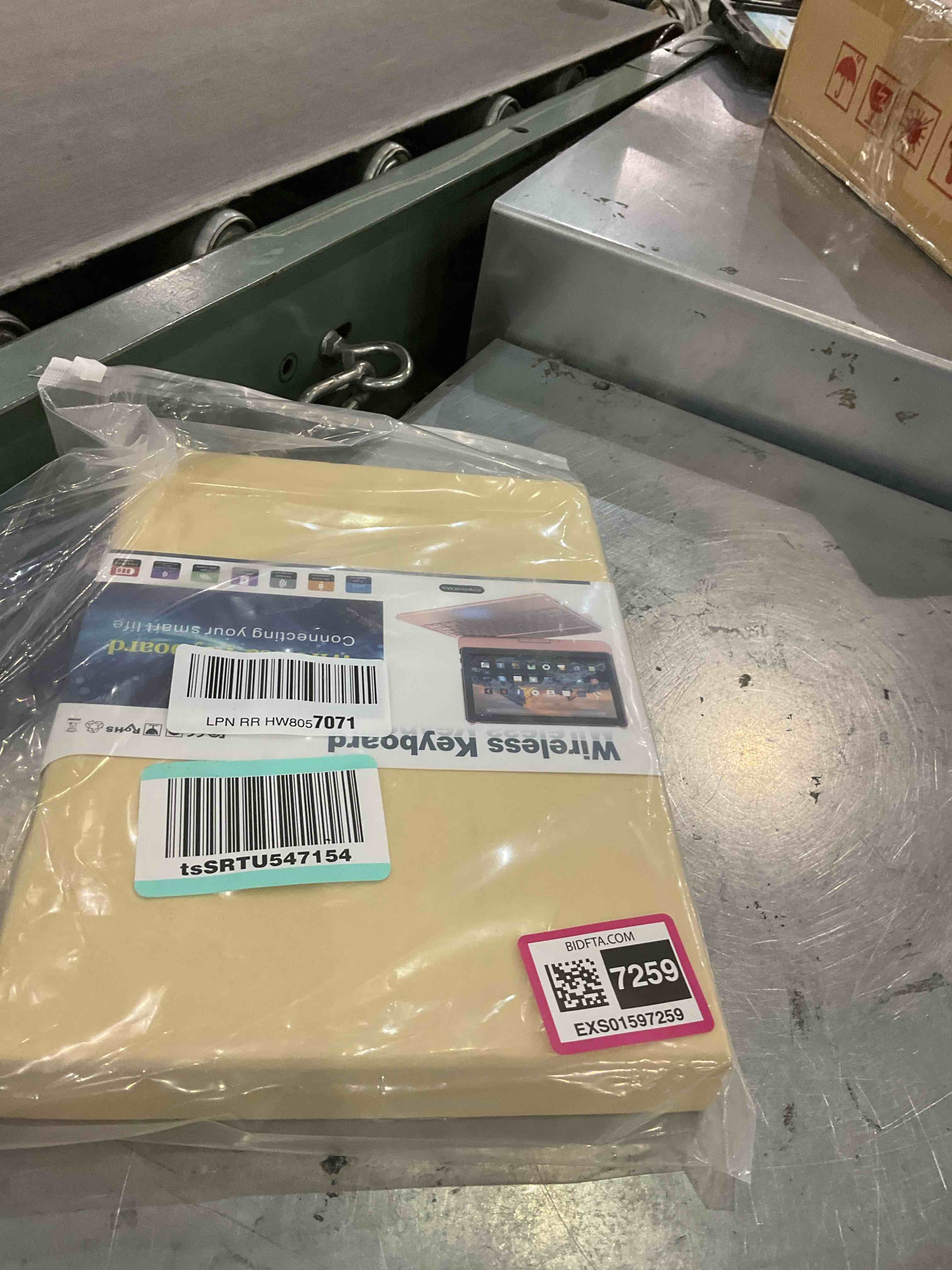 https://s3.amazonaws.com/lotting-images-prod/BargainHunt/EXS01597259_1719491199975.jpeg