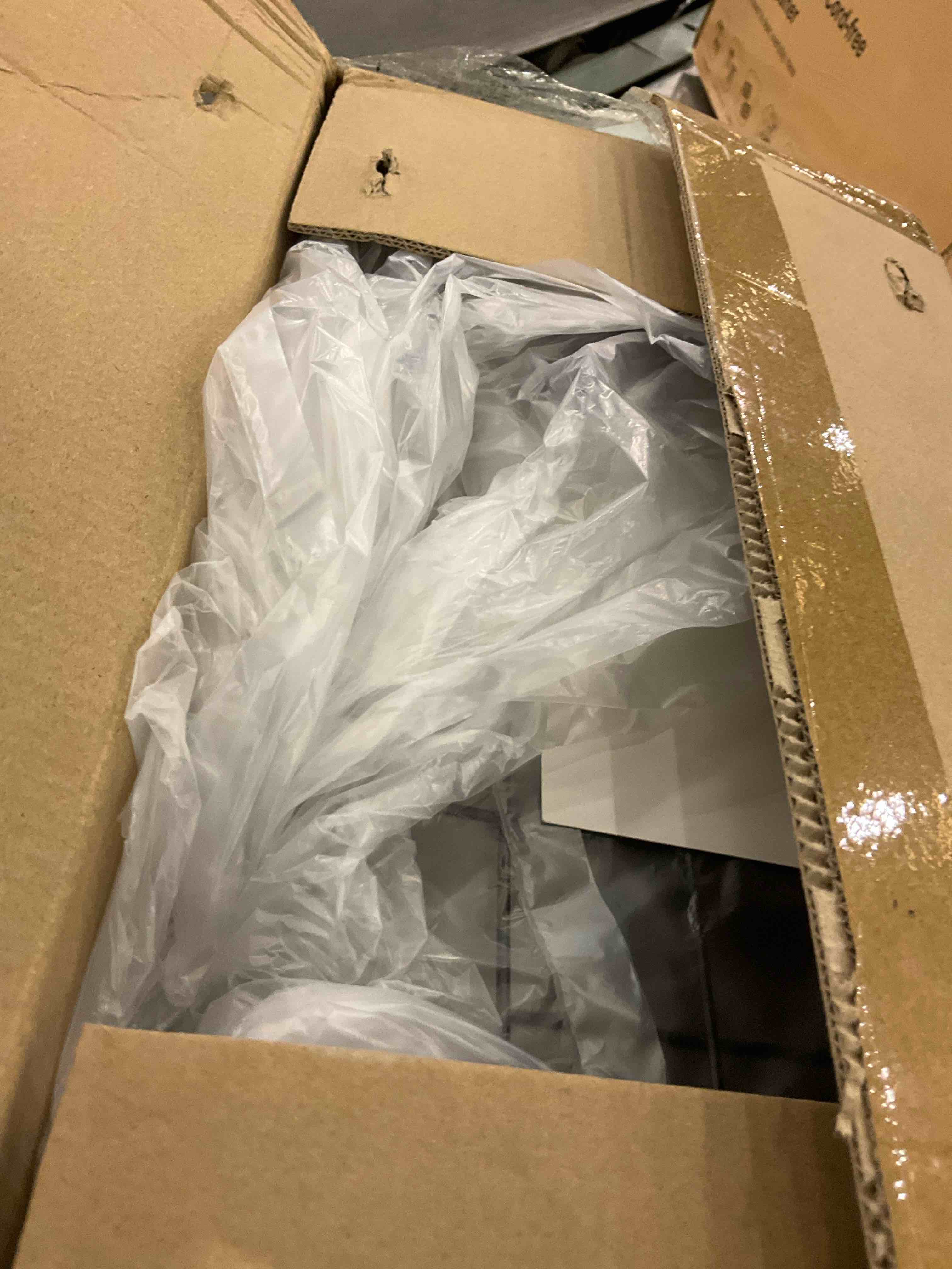 https://s3.amazonaws.com/lotting-images-prod/BargainHunt/EXS01597396_1719577982086.jpeg