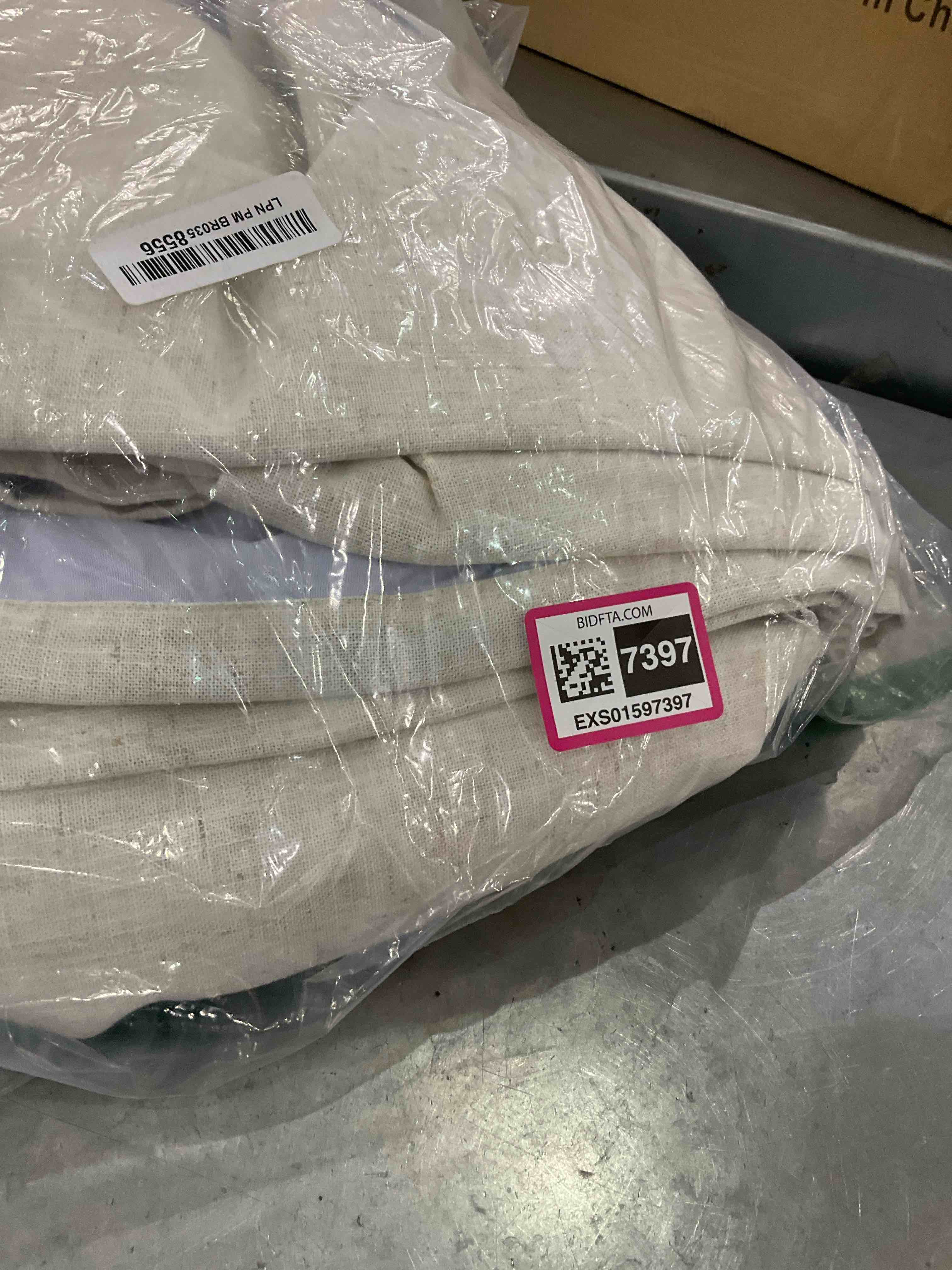 https://s3.amazonaws.com/lotting-images-prod/BargainHunt/EXS01597397_1719578050445.jpeg