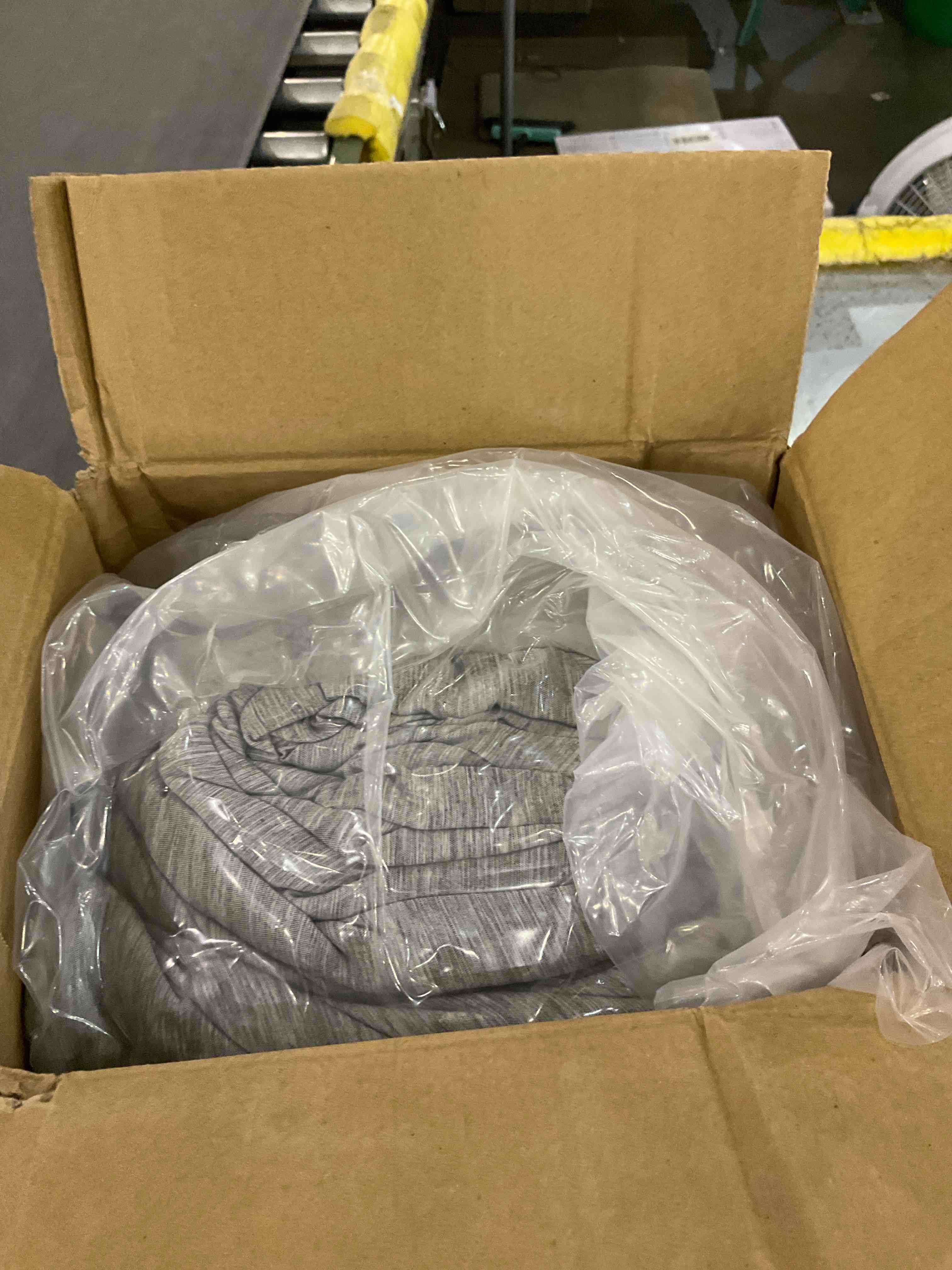 https://s3.amazonaws.com/lotting-images-prod/BargainHunt/EXS01598484_1719577757481.jpeg