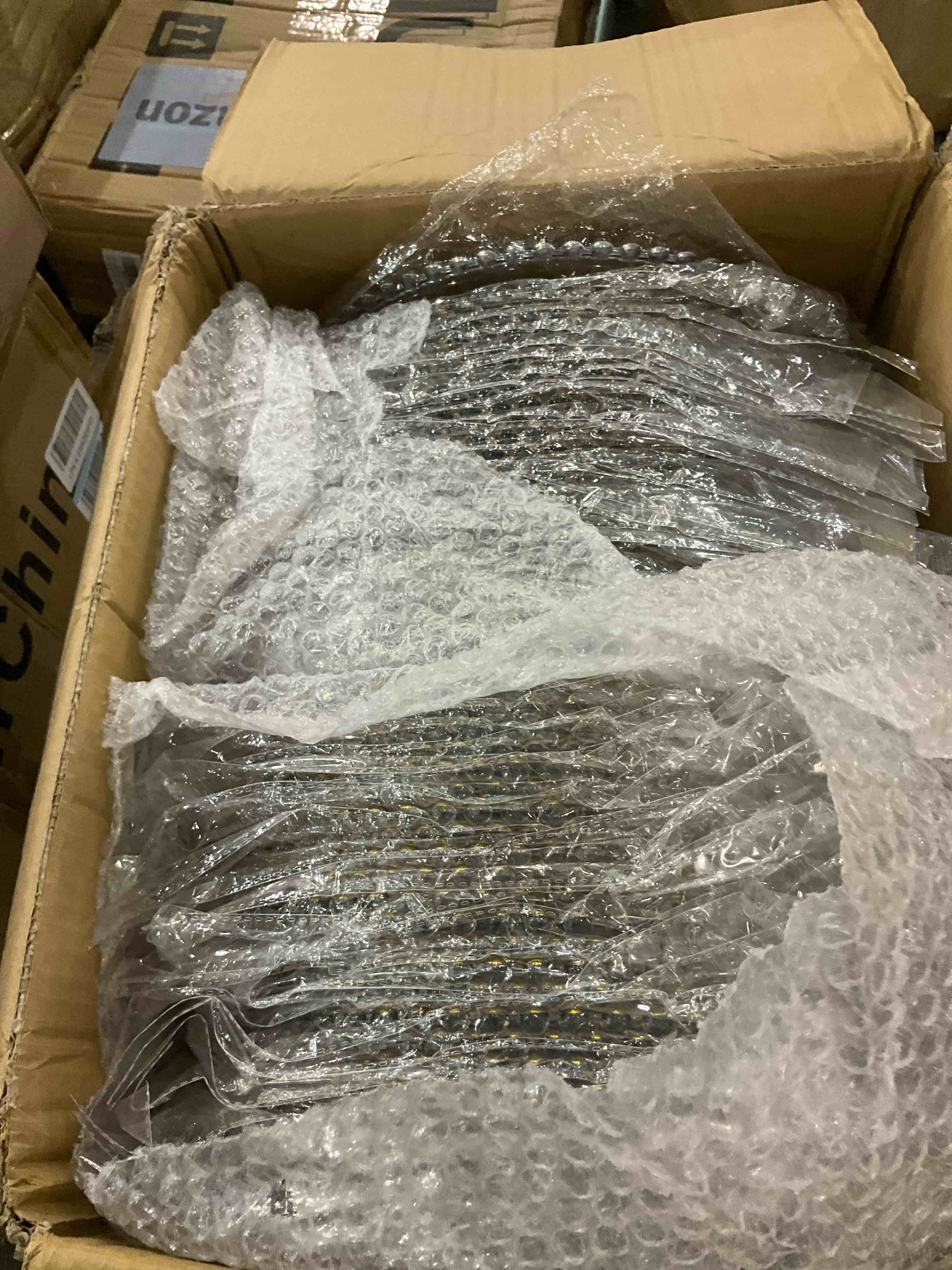 Tioncy 100 Pcs Clear Charger Plates Bulk Includes 50 Clear Beaded Charger Plates 13 Inch and 50 Pearl Napkin Rings Plastic Charger Dinner Plates for Wedding, Party, Event Tabletop Decoration (Gold)