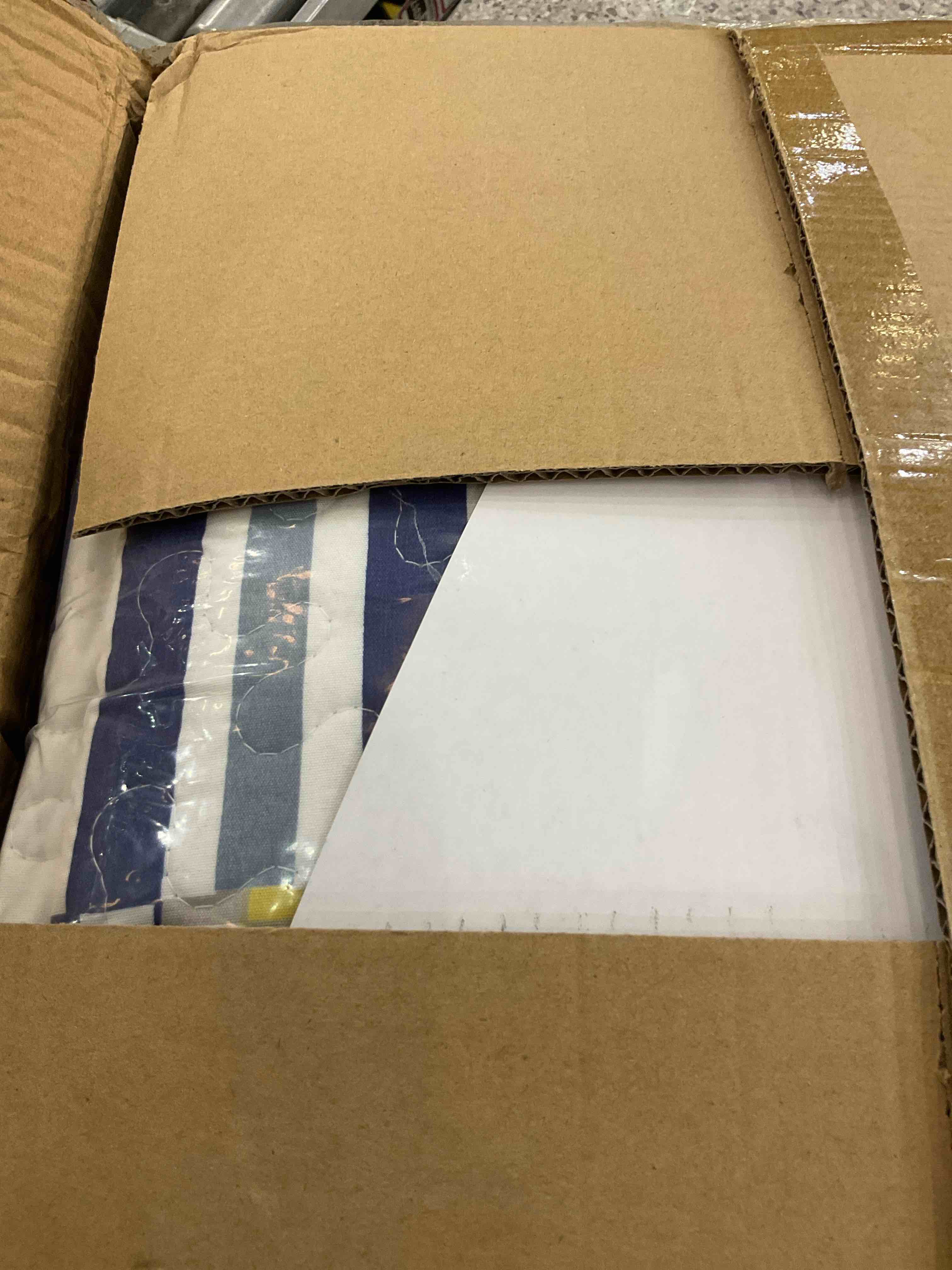 https://s3.amazonaws.com/lotting-images-prod/BargainHunt/EXS01626887_1723648155761.jpeg