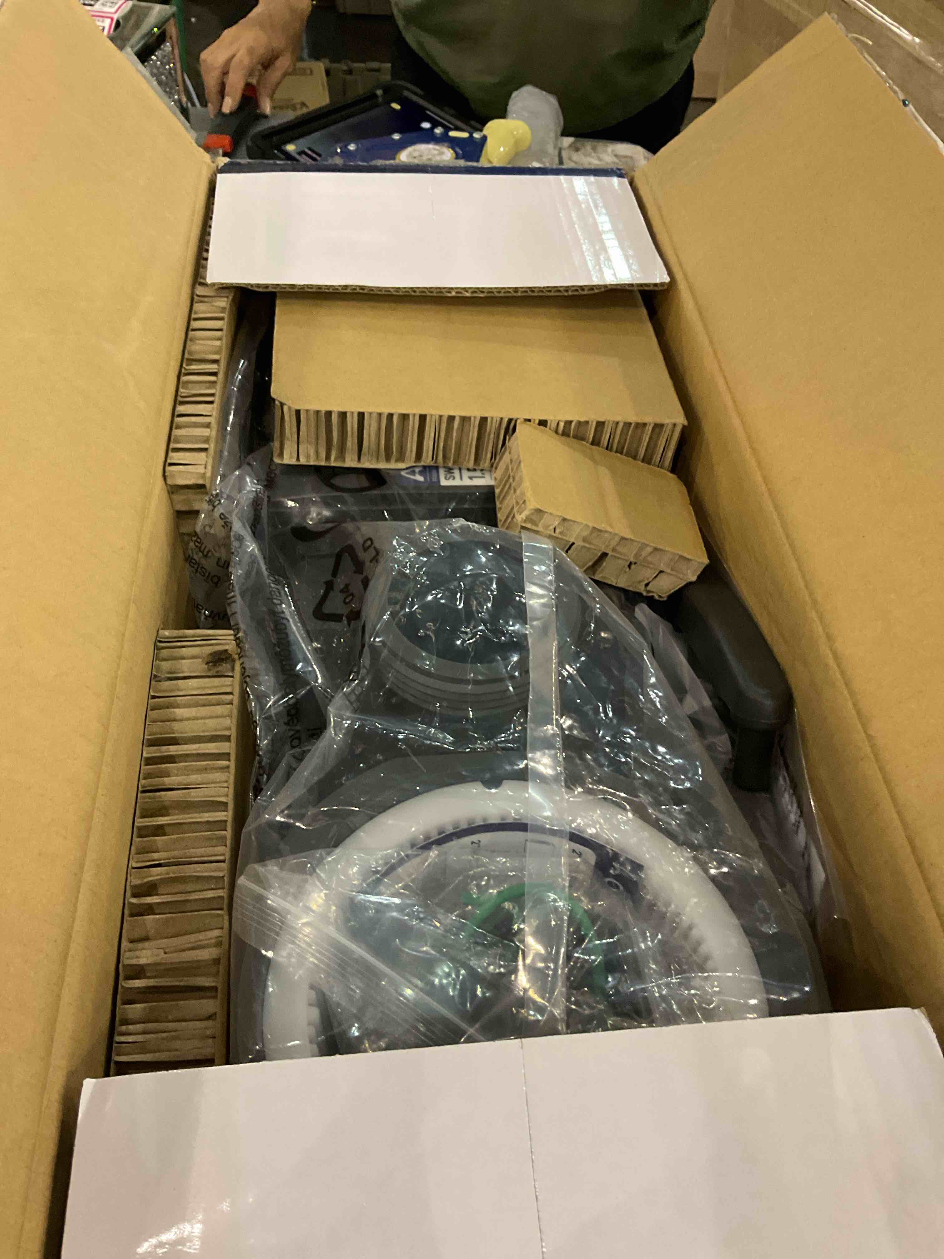 https://s3.amazonaws.com/lotting-images-prod/BargainHunt/EXS01640729_1721042727164.jpeg