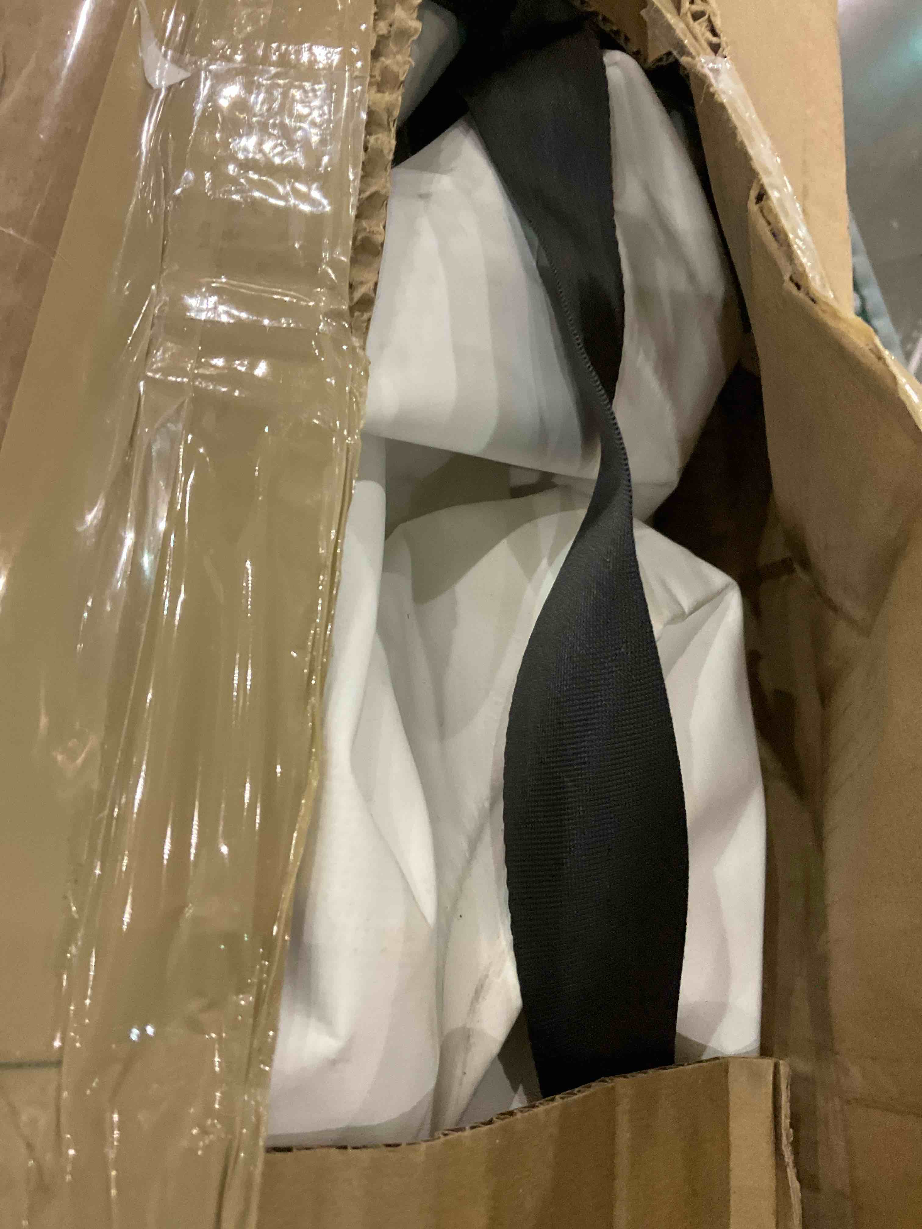 https://s3.amazonaws.com/lotting-images-prod/BargainHunt/EXS01650535_1719919437394.jpeg