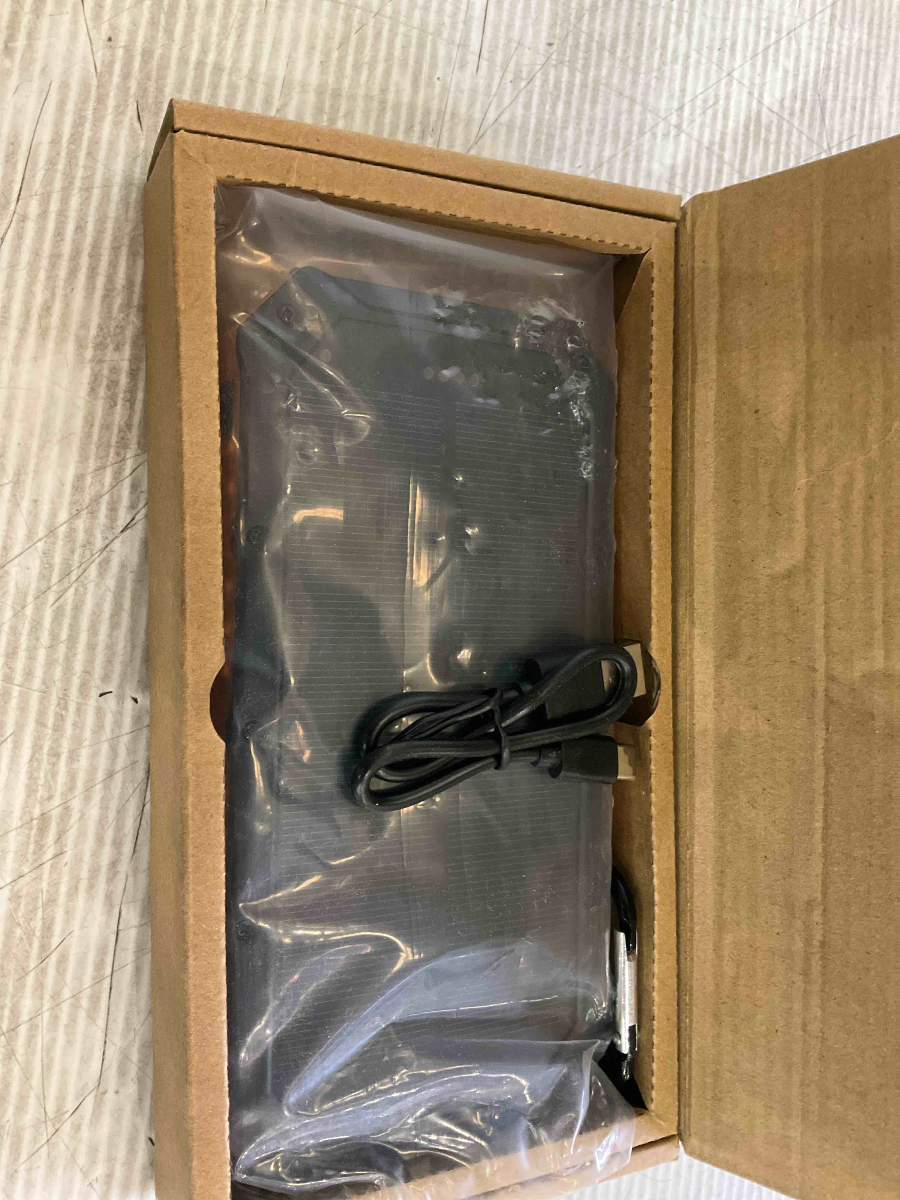 https://s3.amazonaws.com/lotting-images-prod/BargainHunt/EXS01654556_1719935394095.jpeg