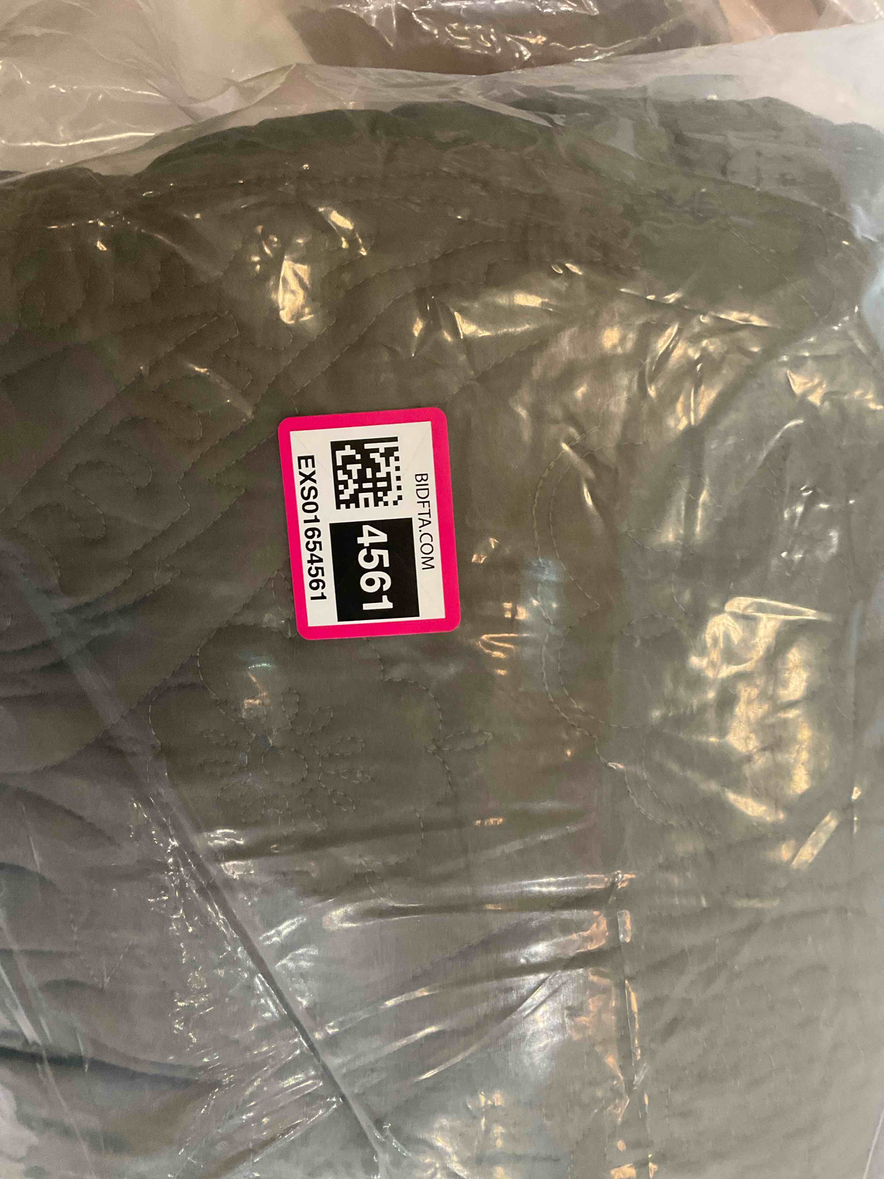 https://s3.amazonaws.com/lotting-images-prod/BargainHunt/EXS01654561_1719940175100.jpeg