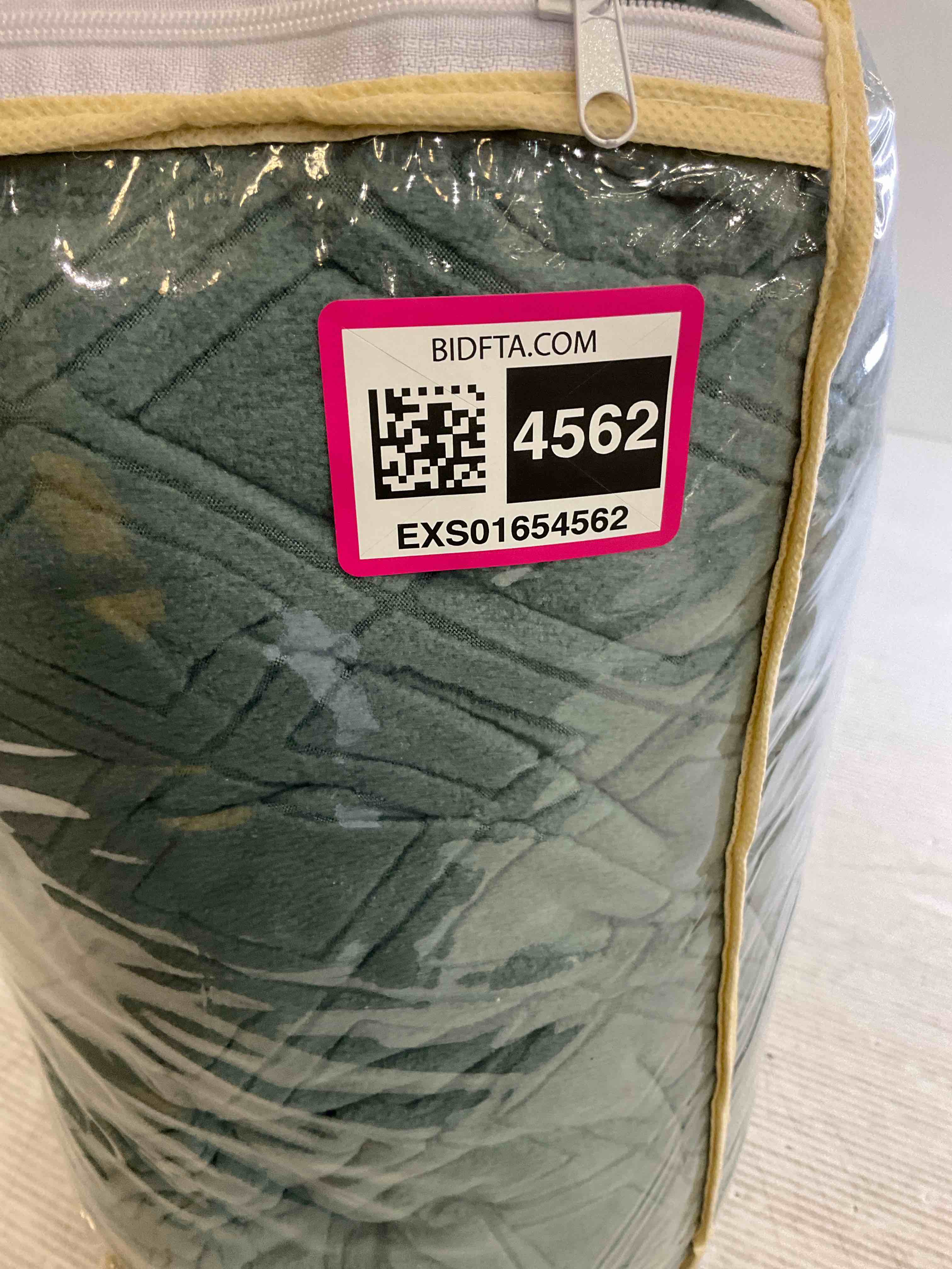 https://s3.amazonaws.com/lotting-images-prod/BargainHunt/EXS01654562_1719940355978.jpeg