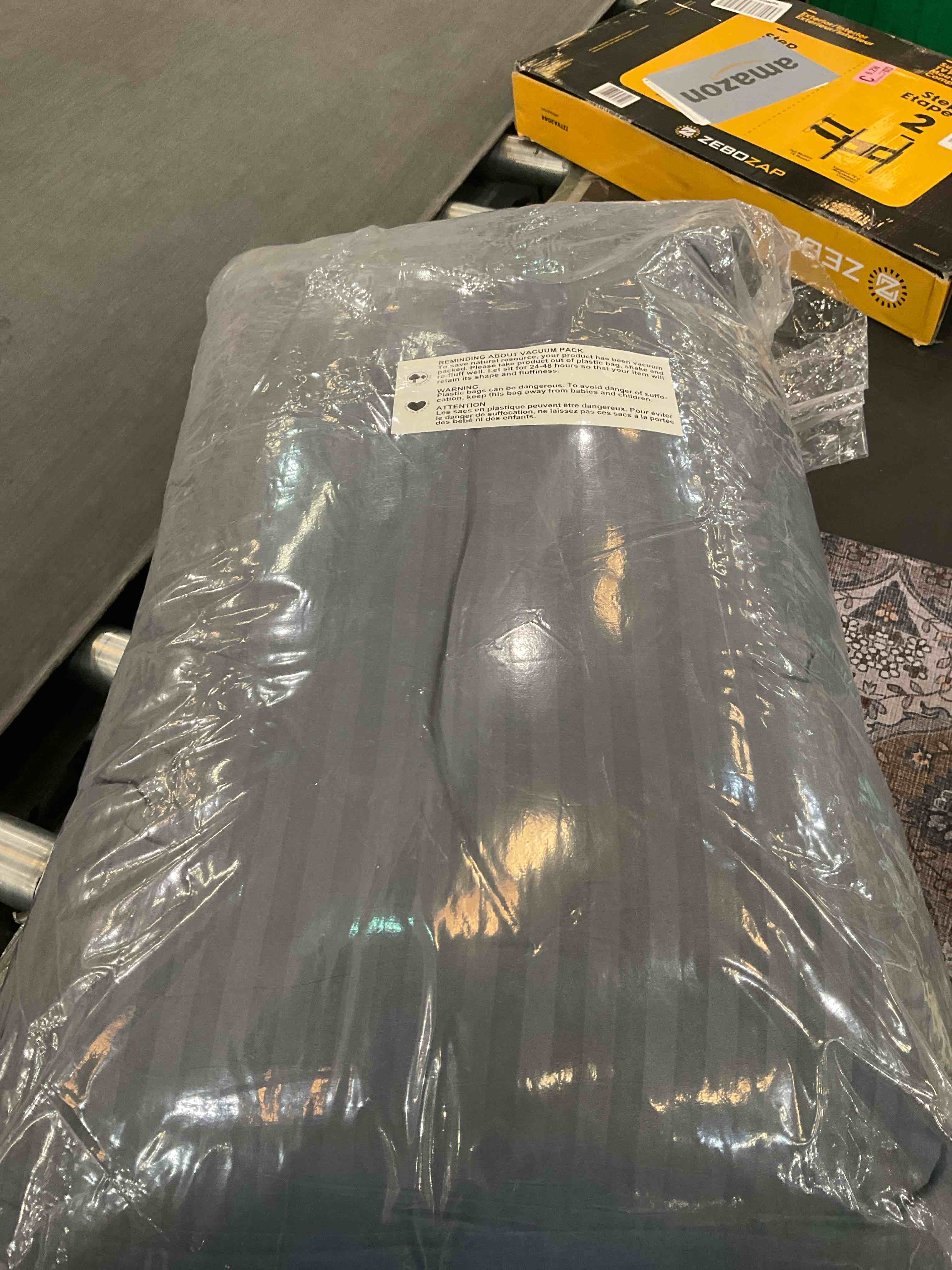 https://s3.amazonaws.com/lotting-images-prod/BargainHunt/EXS01655680_1719859534209.jpeg