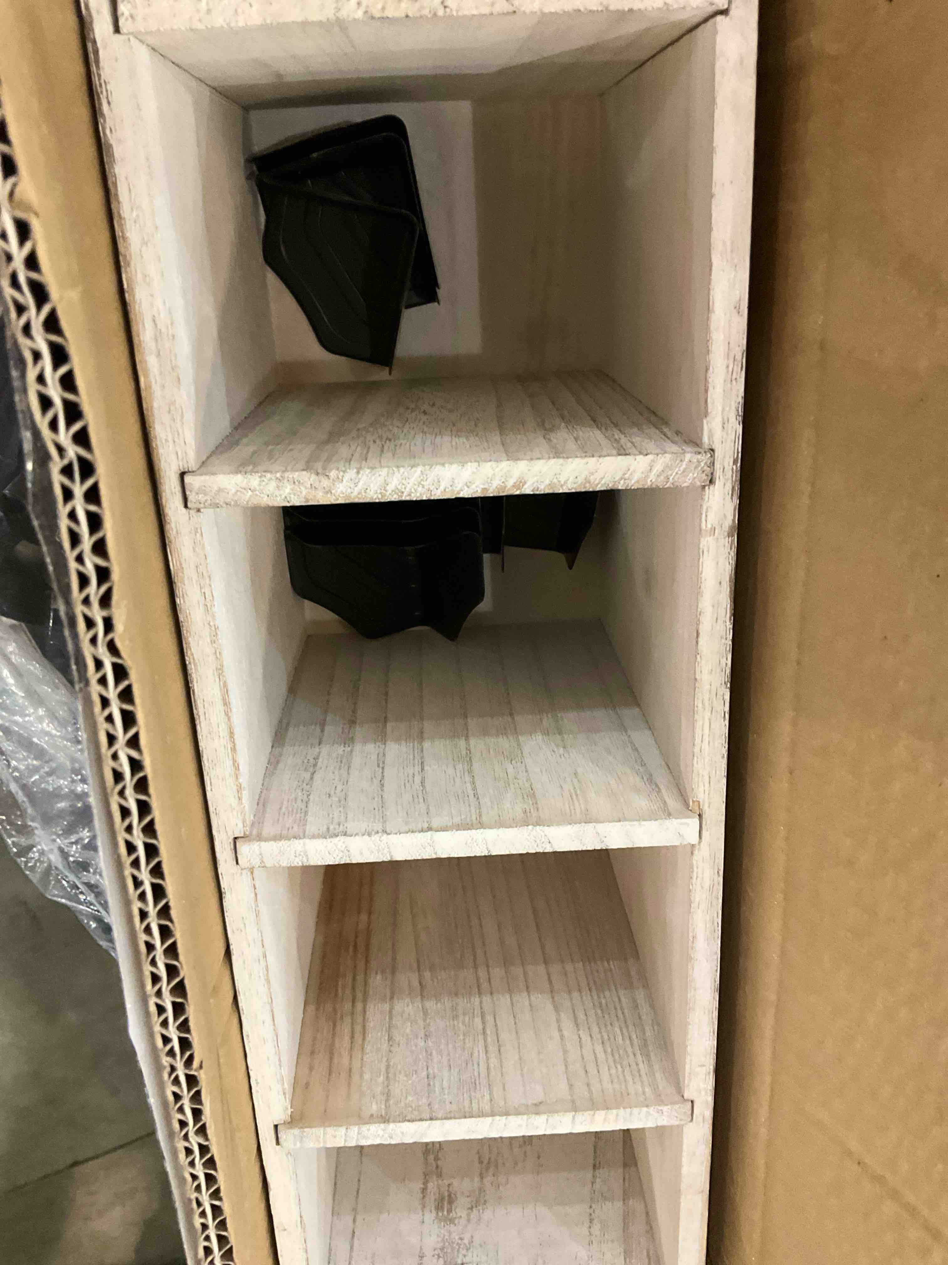 https://s3.amazonaws.com/lotting-images-prod/BargainHunt/EXS01661067_1718724233765.jpeg