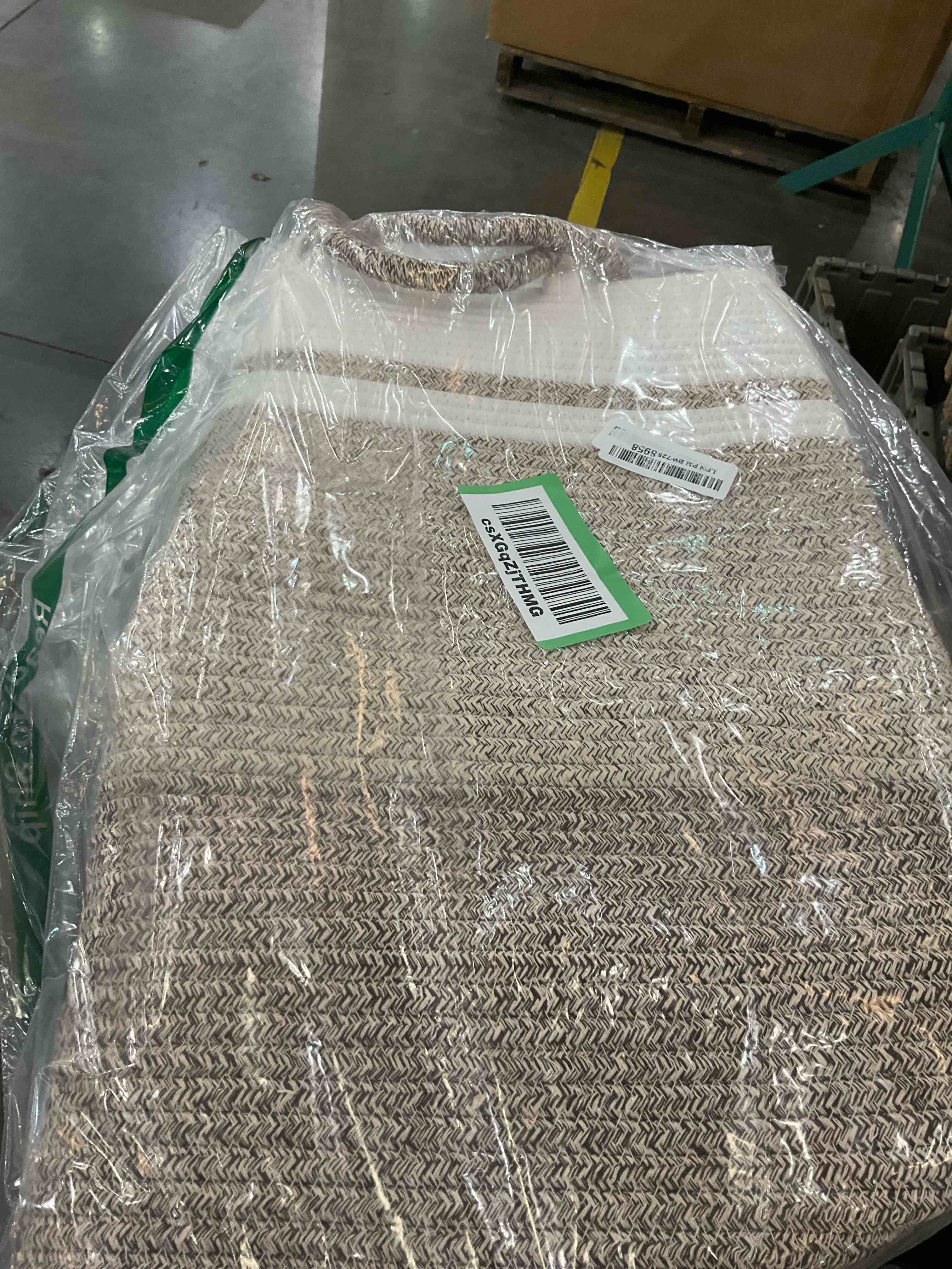 https://s3.amazonaws.com/lotting-images-prod/BargainHunt/EXS01668289_1718892062779.jpeg