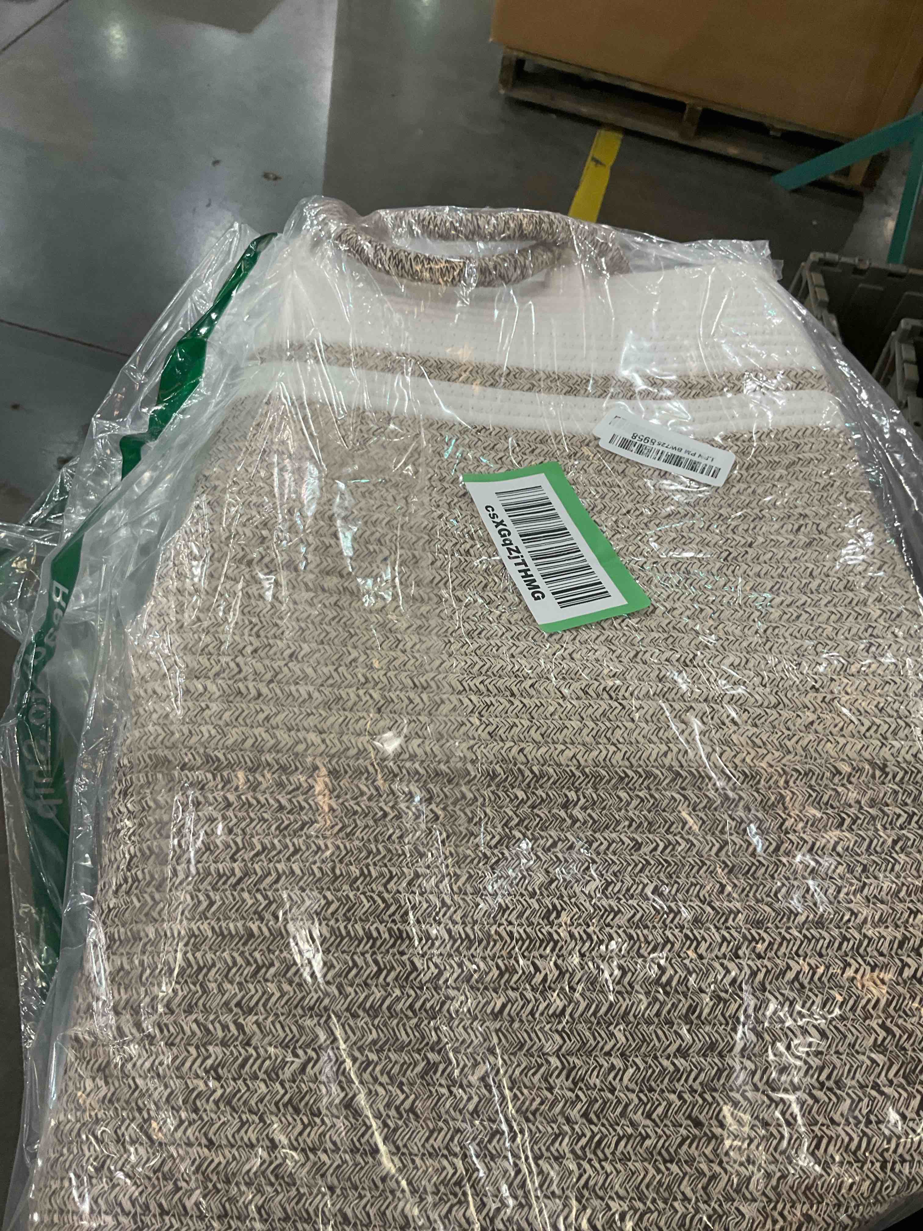 https://s3.amazonaws.com/lotting-images-prod/BargainHunt/EXS01668289_1718892064544.jpeg
