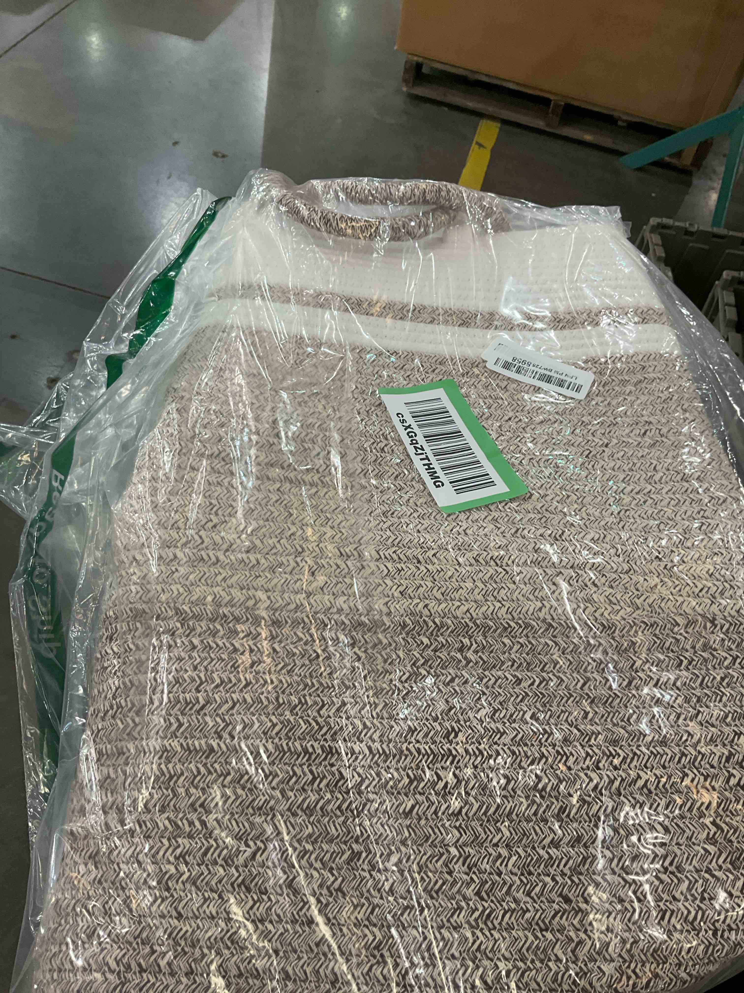 https://s3.amazonaws.com/lotting-images-prod/BargainHunt/EXS01668289_1718892065808.jpeg