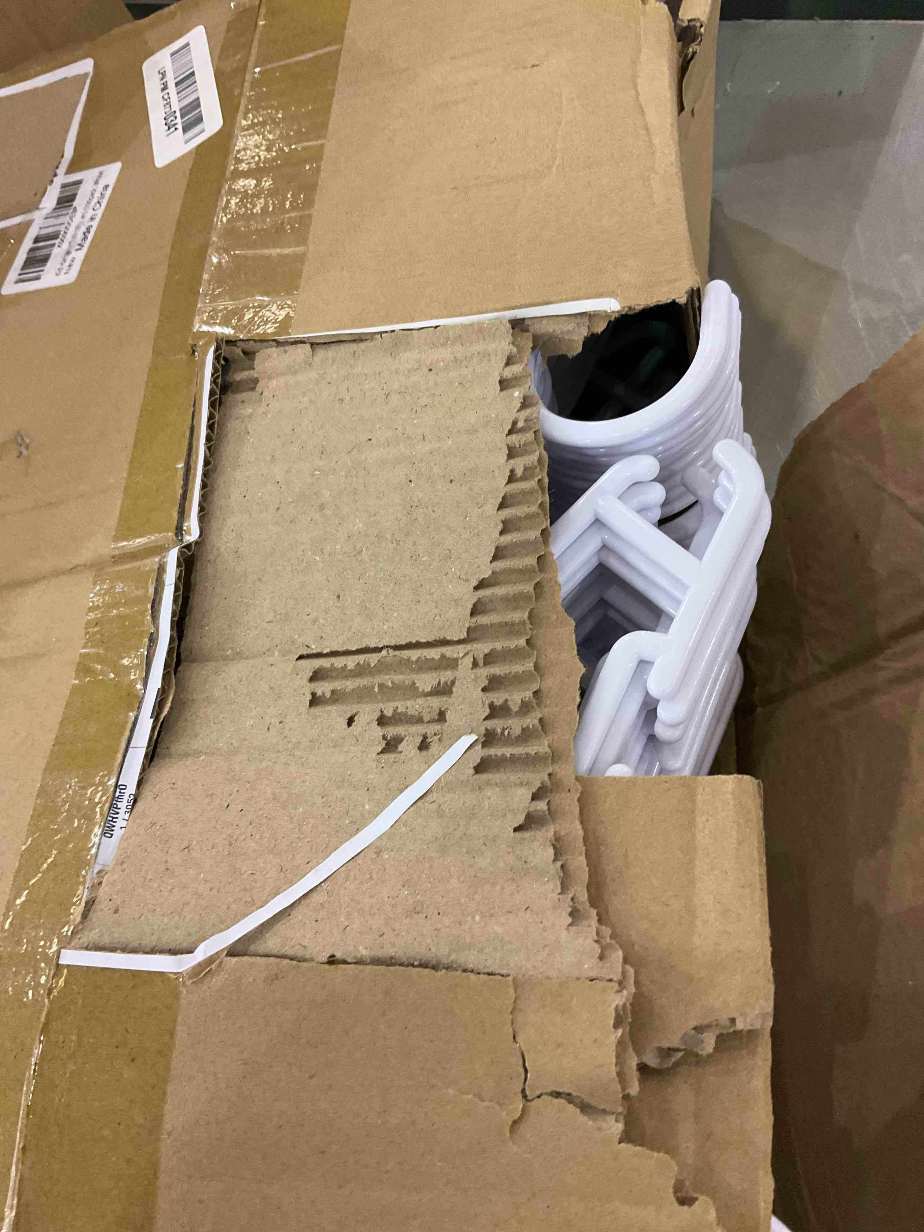 https://s3.amazonaws.com/lotting-images-prod/BargainHunt/EXS01671187_1715698516939.jpeg