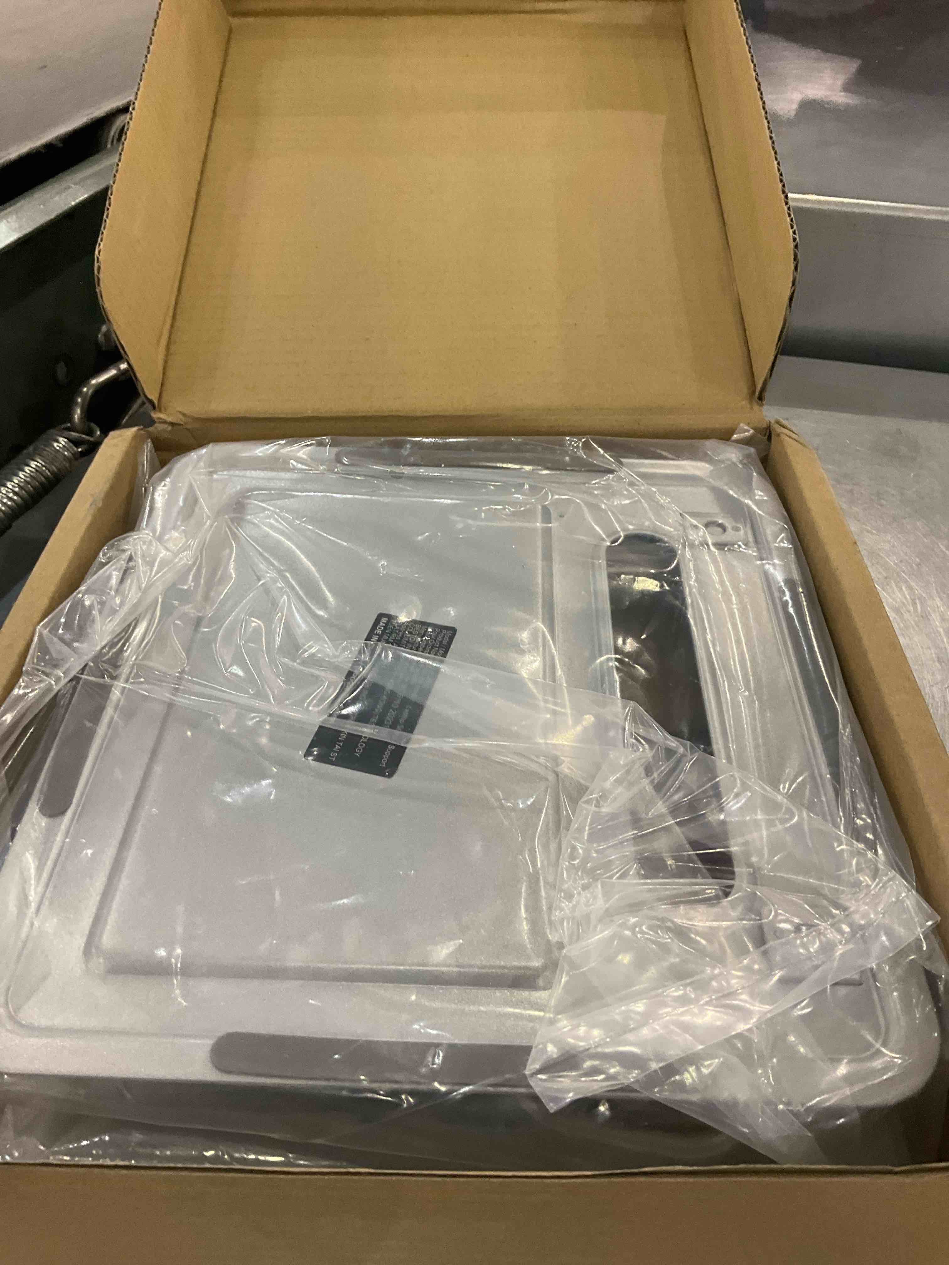 https://s3.amazonaws.com/lotting-images-prod/BargainHunt/EXS01671953_1713786860140.jpeg