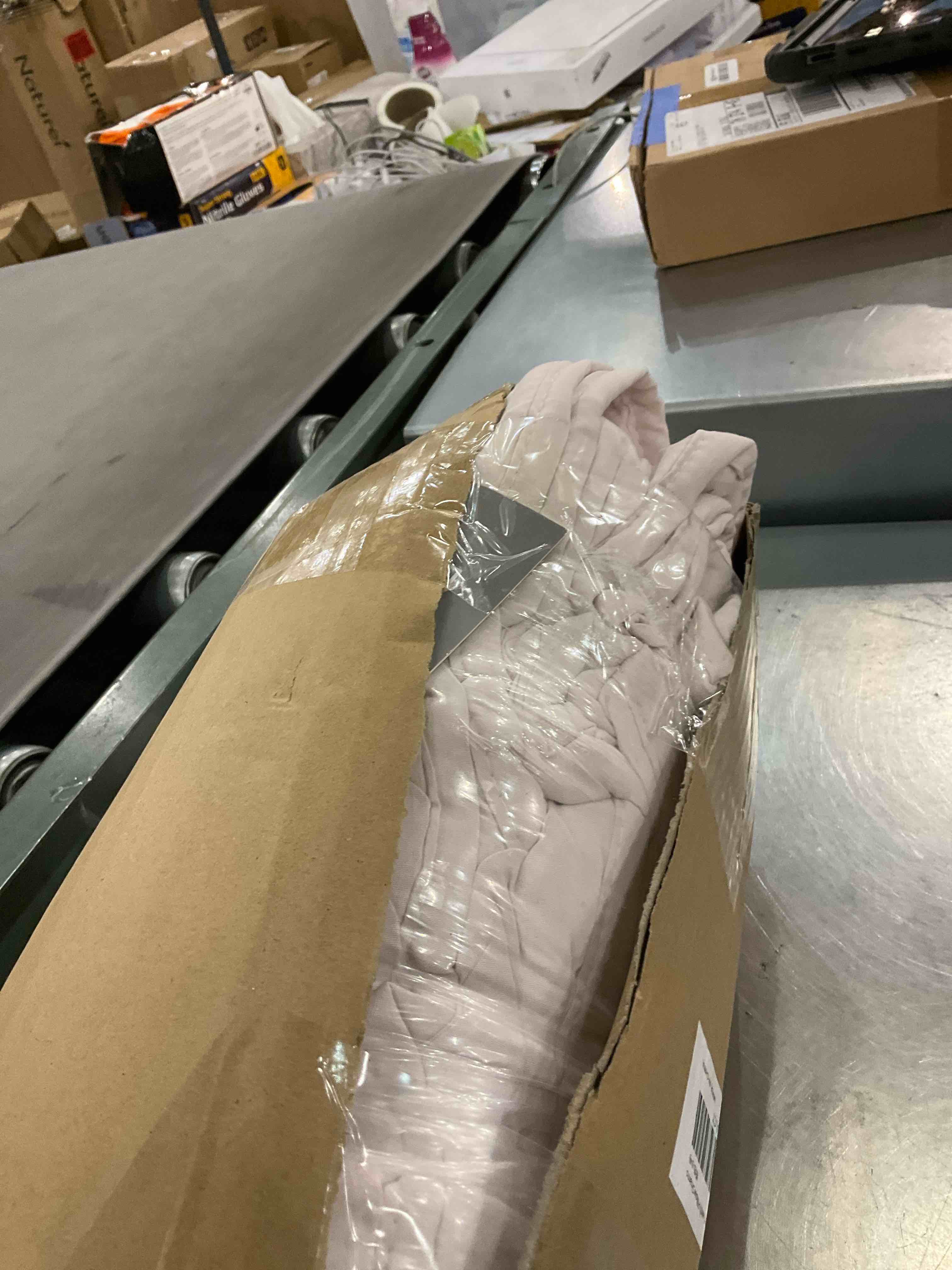 https://s3.amazonaws.com/lotting-images-prod/BargainHunt/EXS01671976_1713789290342.jpeg