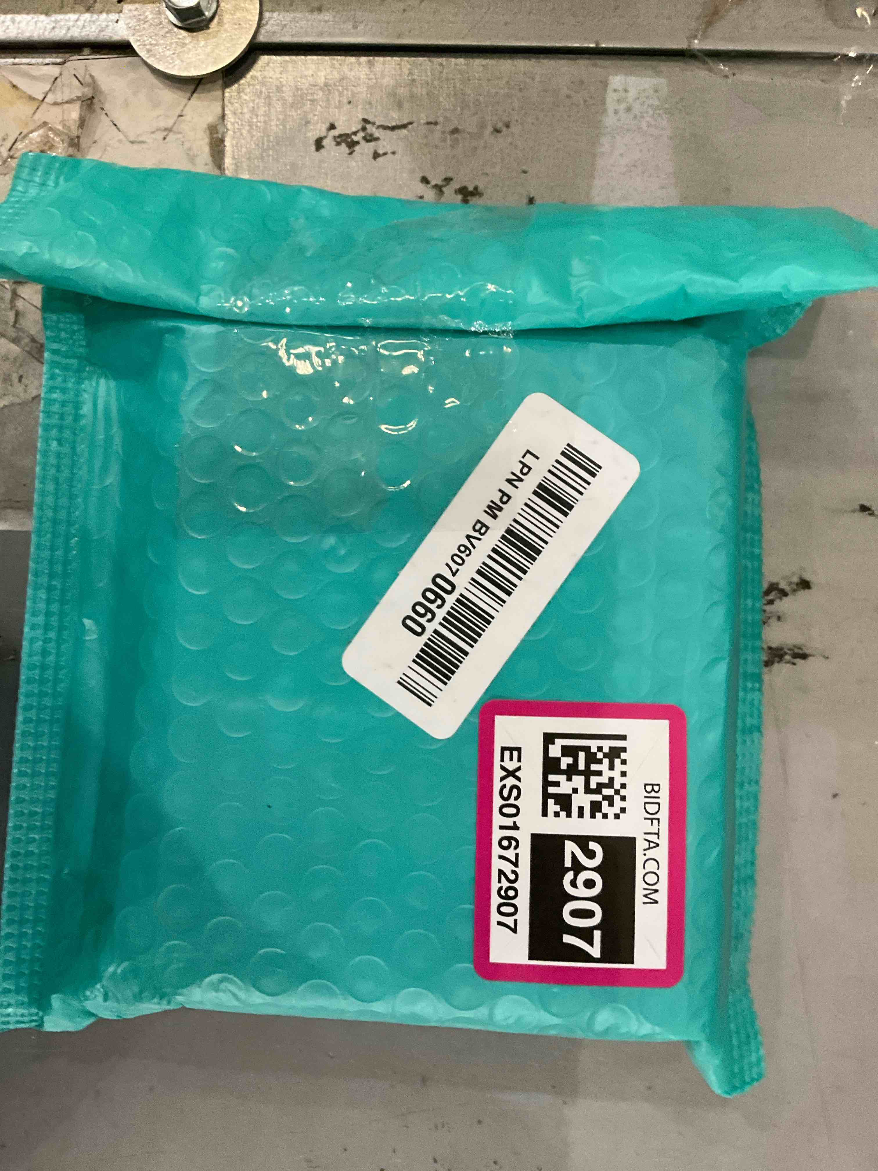 https://s3.amazonaws.com/lotting-images-prod/BargainHunt/EXS01672907_1716215629563.jpeg