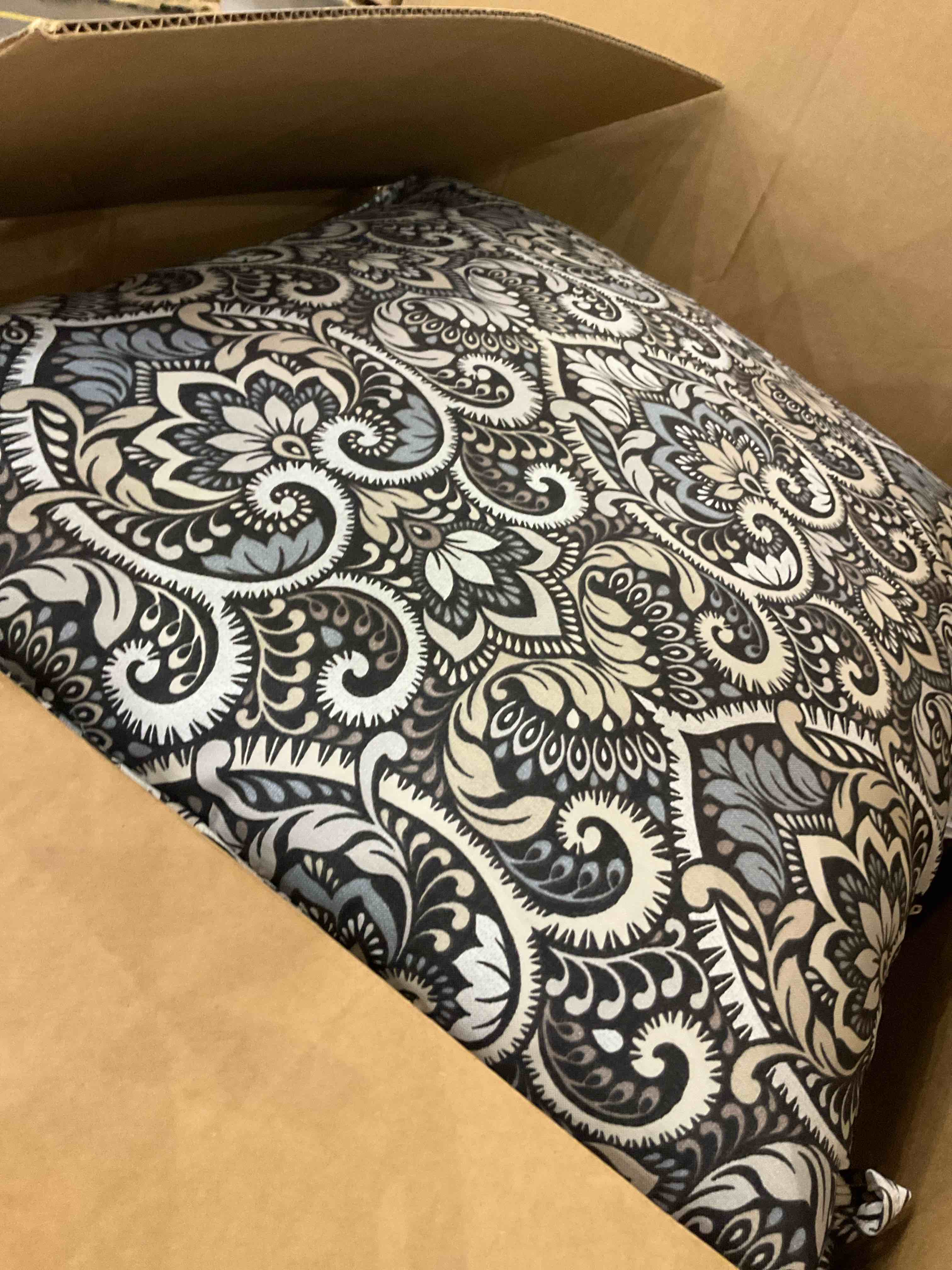 https://s3.amazonaws.com/lotting-images-prod/BargainHunt/EXS01674368_1715795535832.jpeg