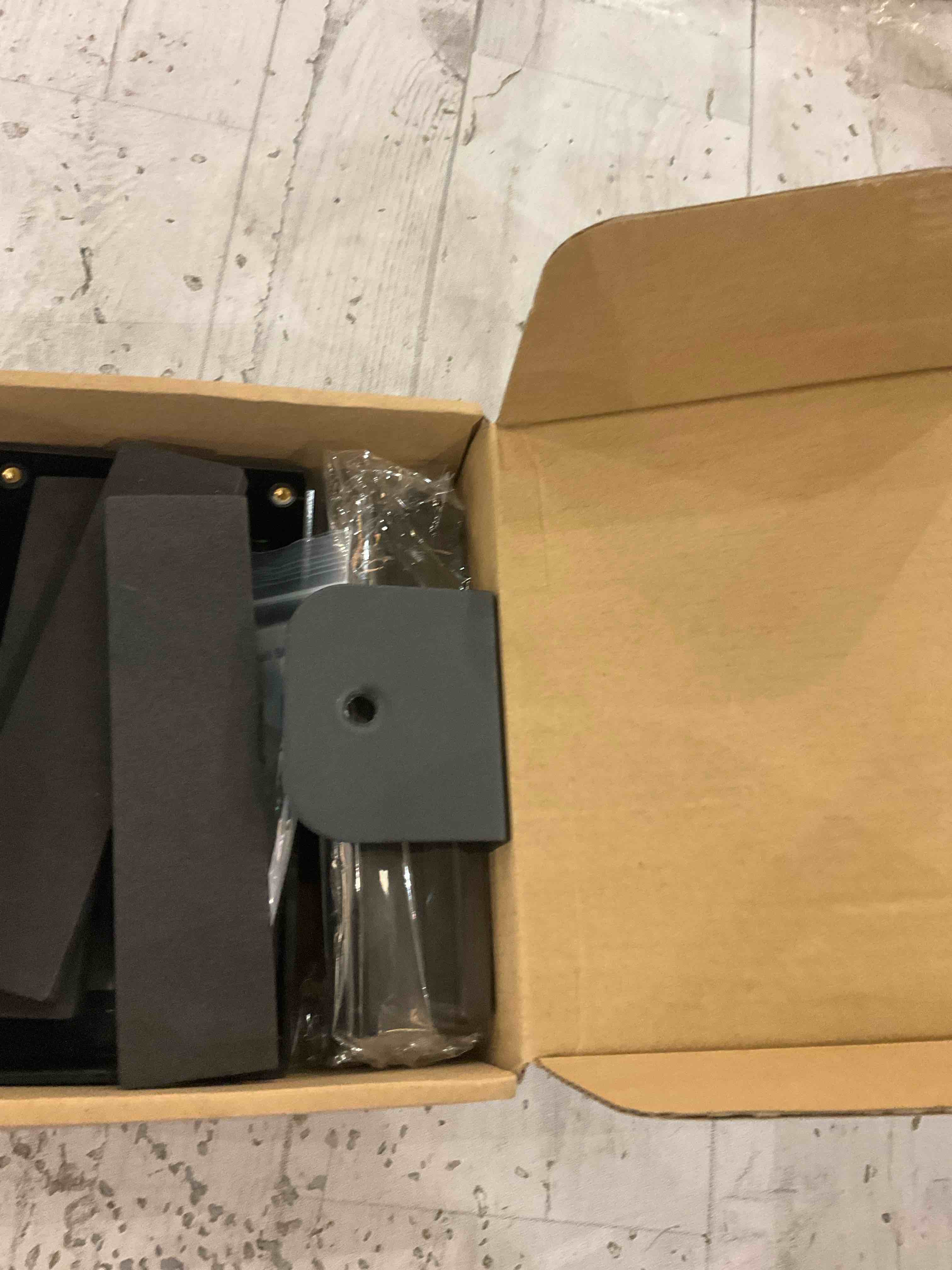 https://s3.amazonaws.com/lotting-images-prod/BargainHunt/EXS01675982_1713965434791.jpeg
