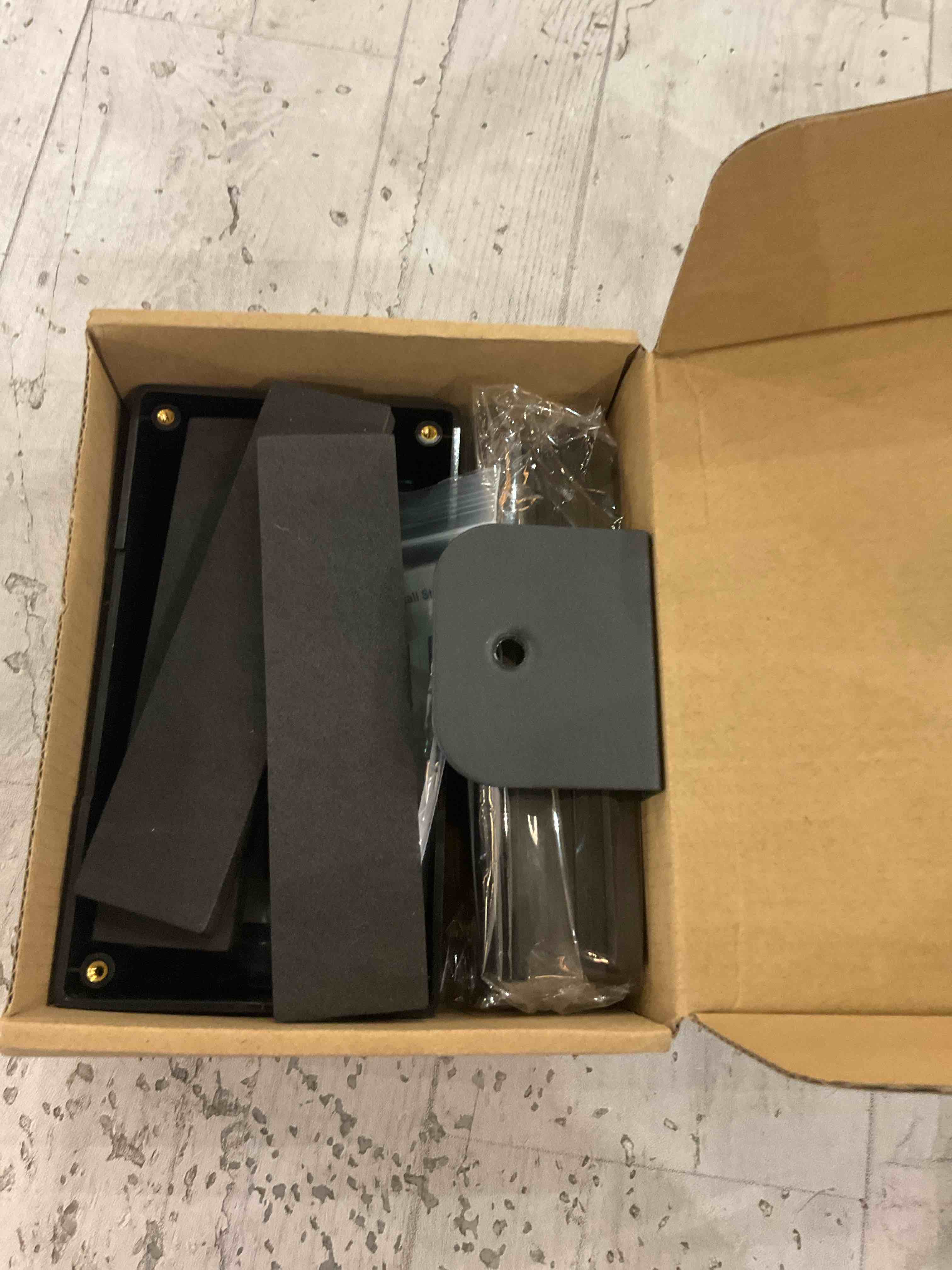 https://s3.amazonaws.com/lotting-images-prod/BargainHunt/EXS01675982_1713965436130.jpeg